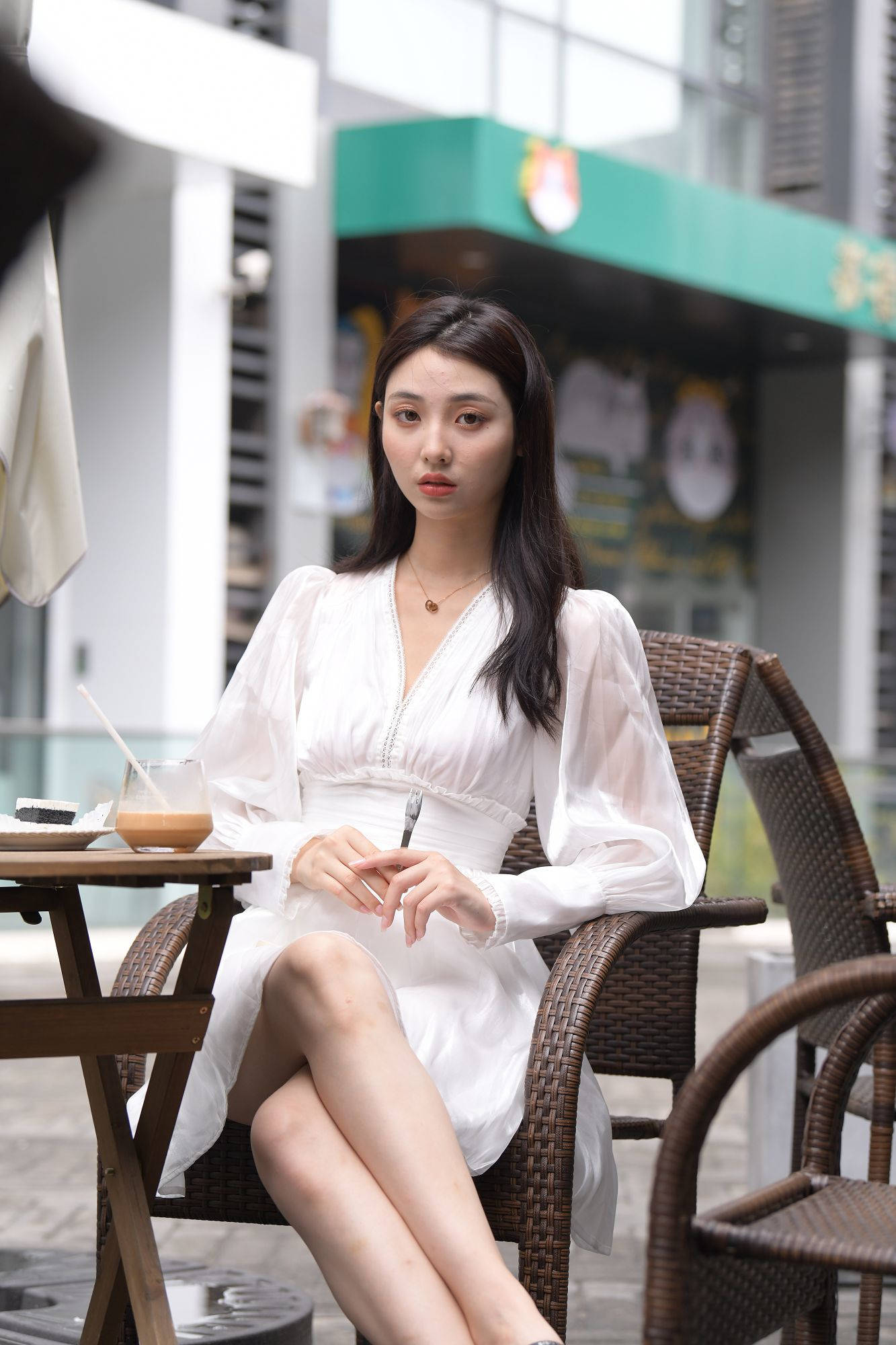 咖啡厅里的白色连衣裙美女【视频+套图】