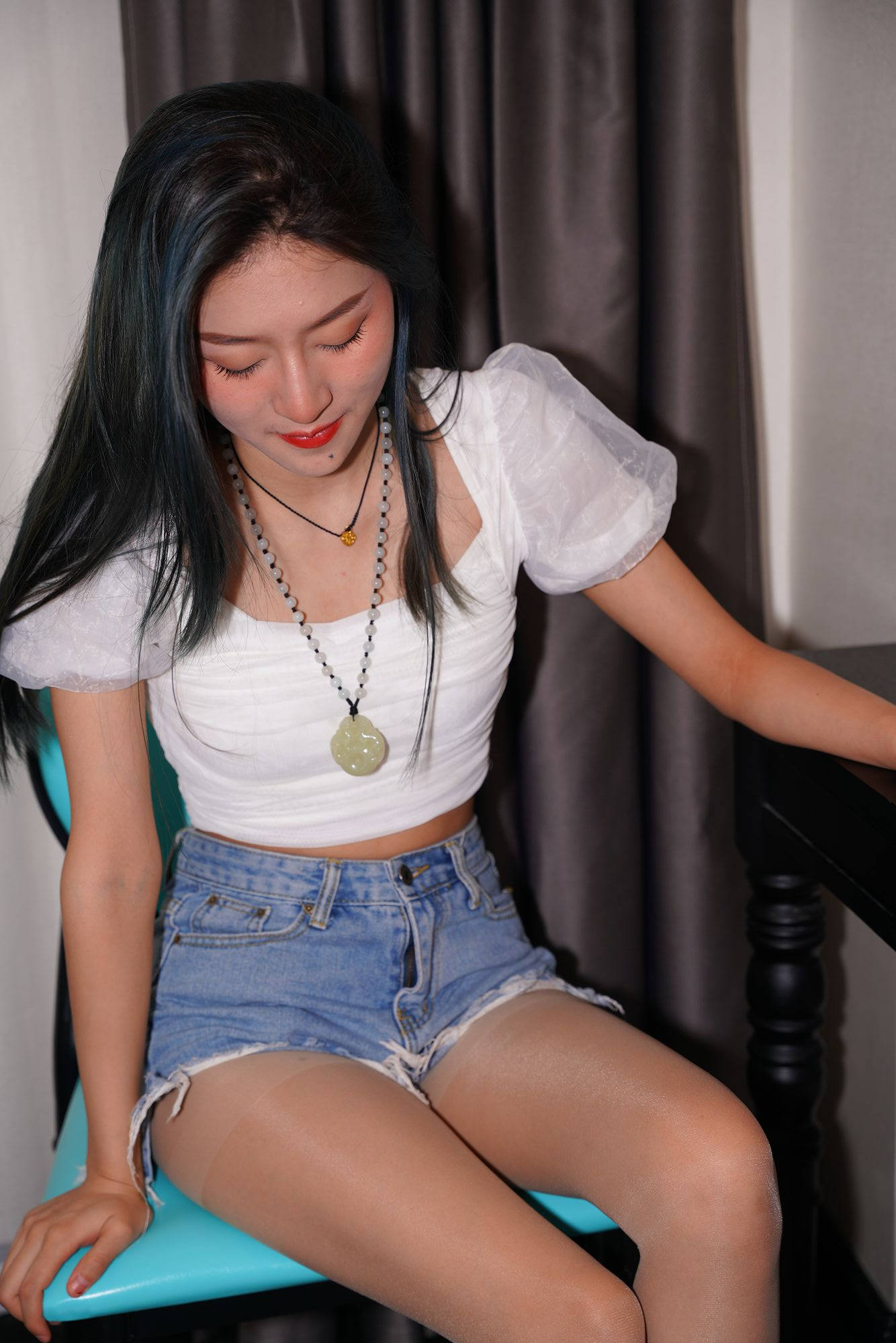 j店床上的热裤丝袜美女【视频+套图】