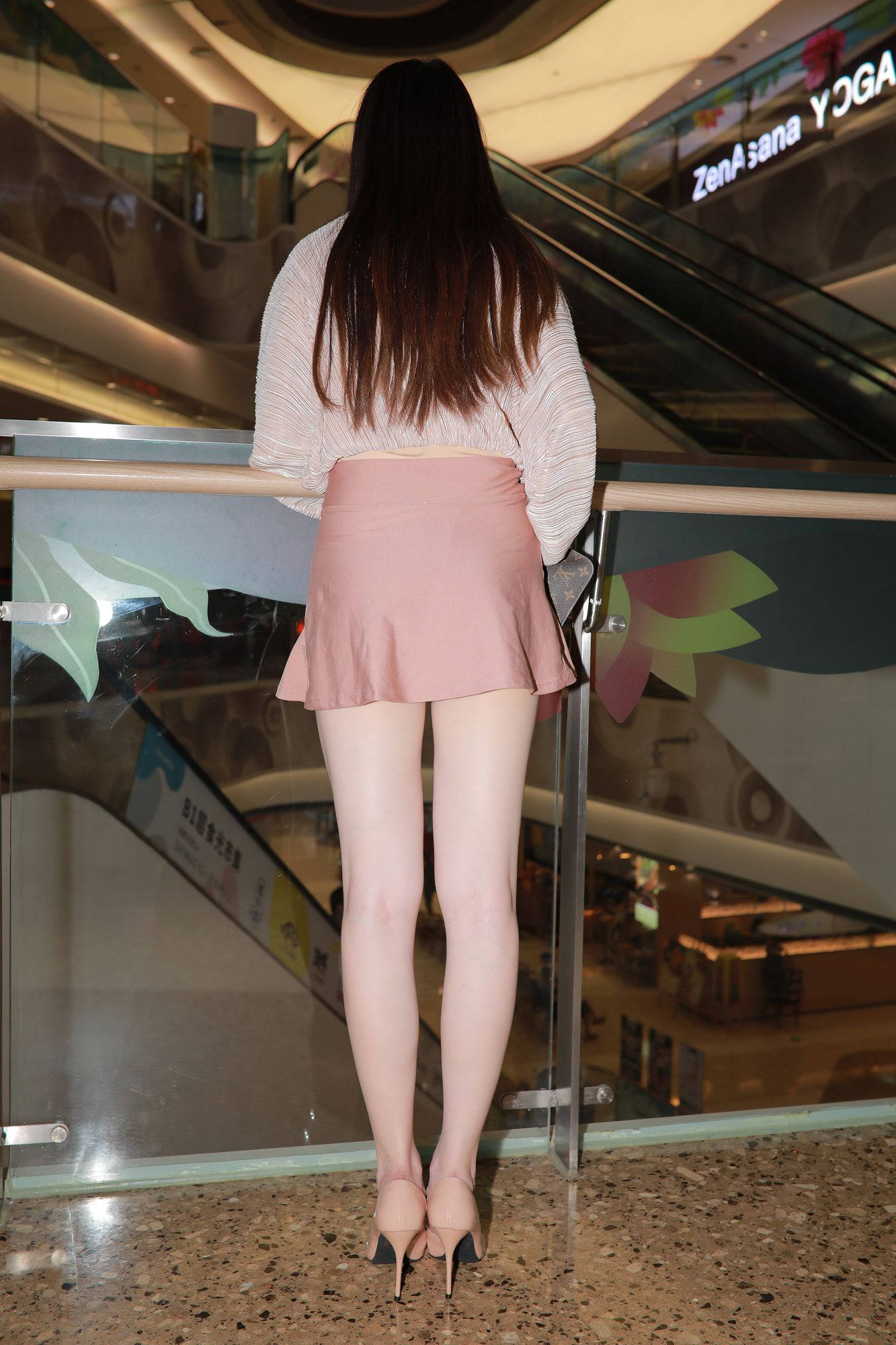 可爱的粉色短裙小姐姐【套图+视频】