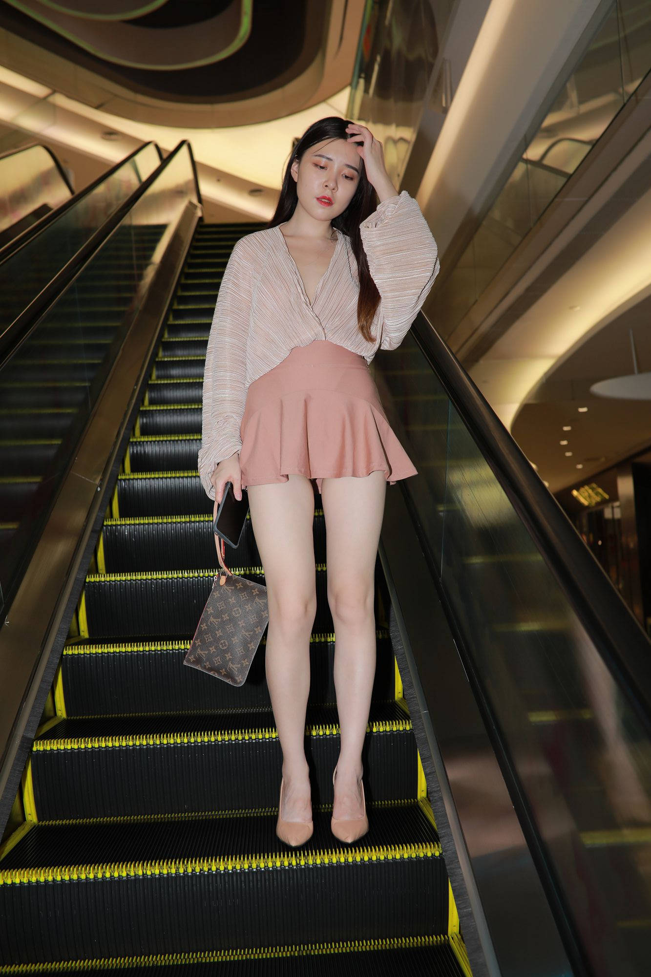 可爱的粉色短裙小姐姐【套图+视频】