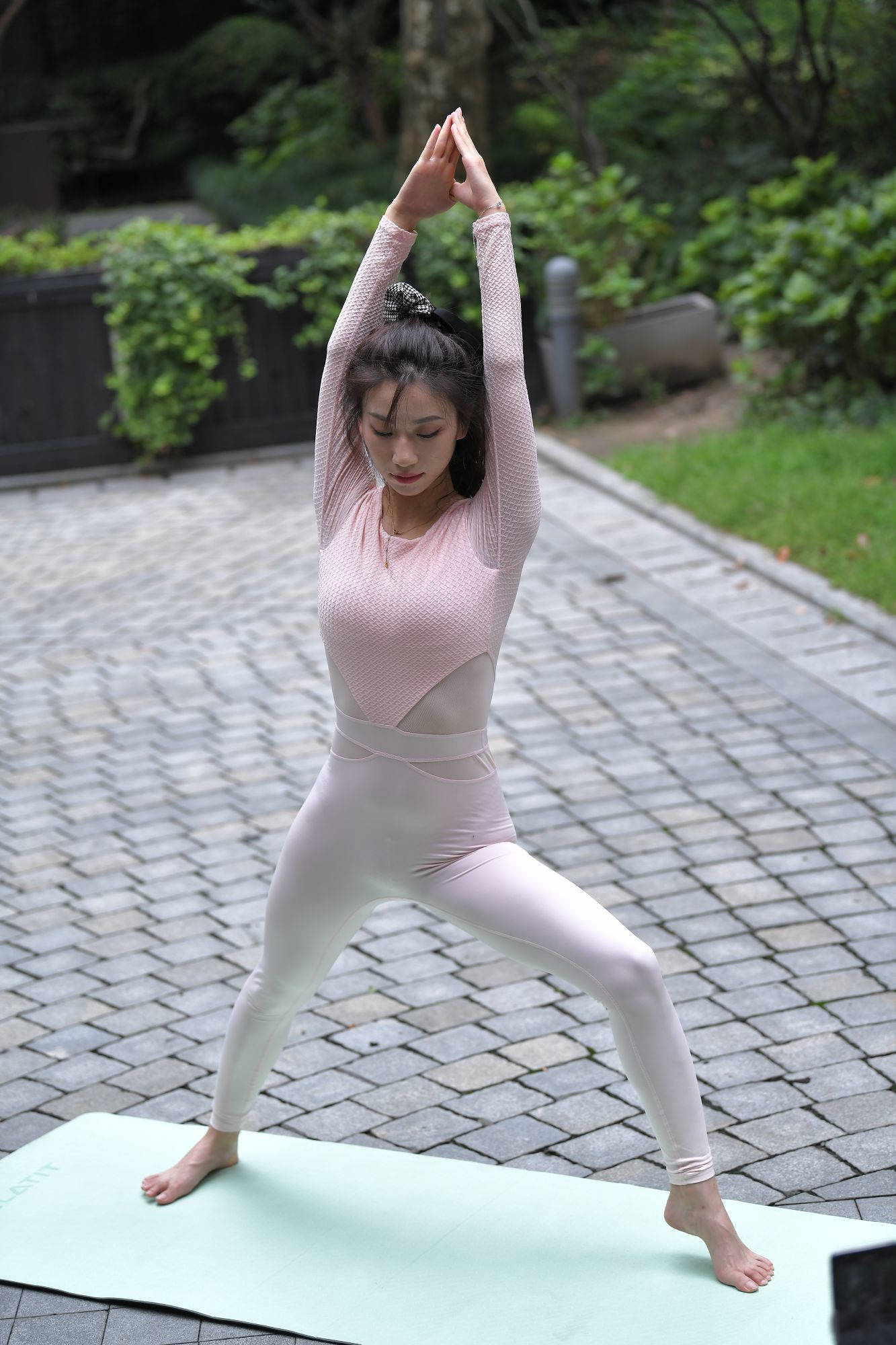 粉色紧身瑜伽裤美女【视频+套图】