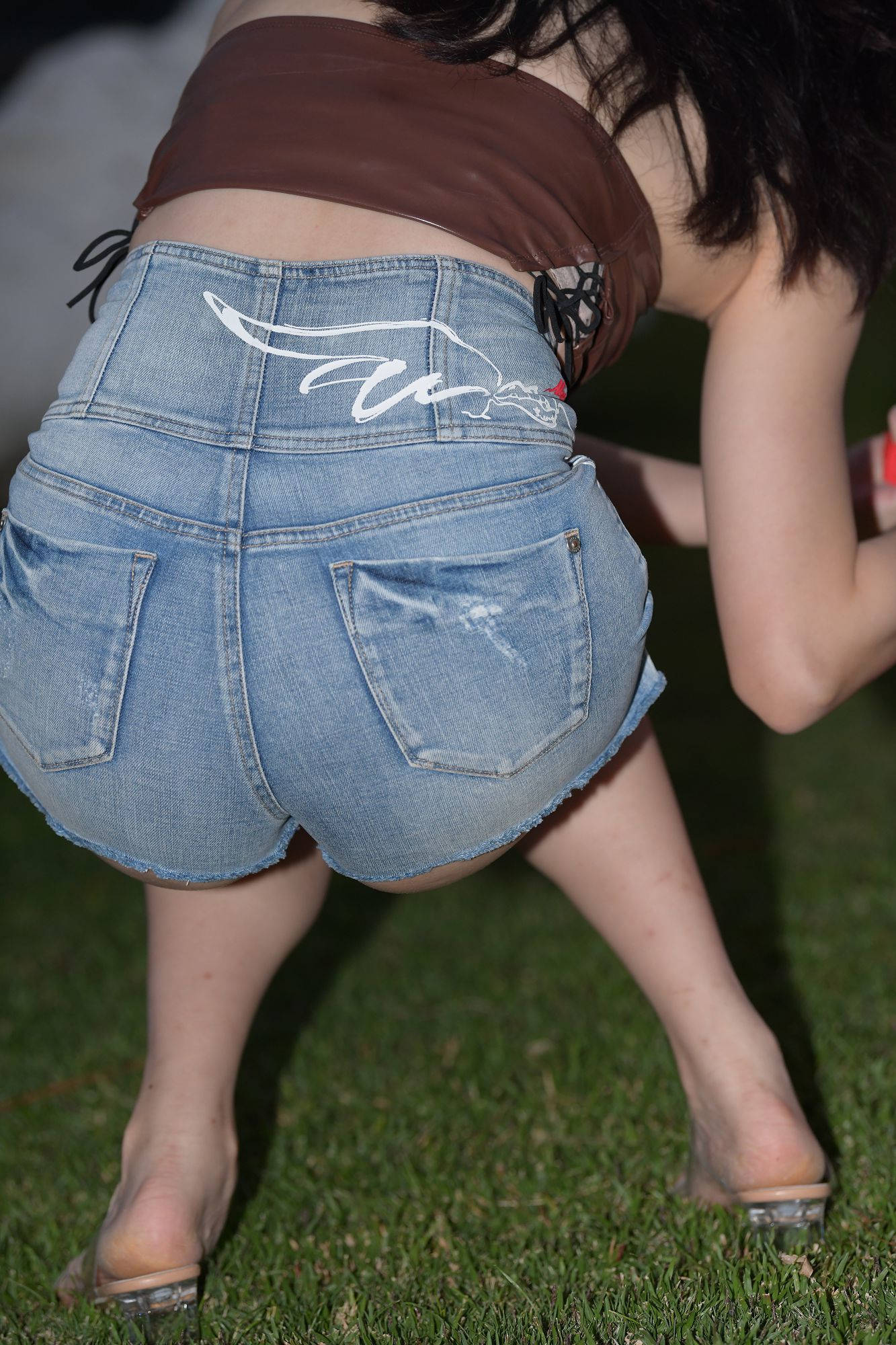 露肩皮质抹胸紧身热裤美女【视频+套图】