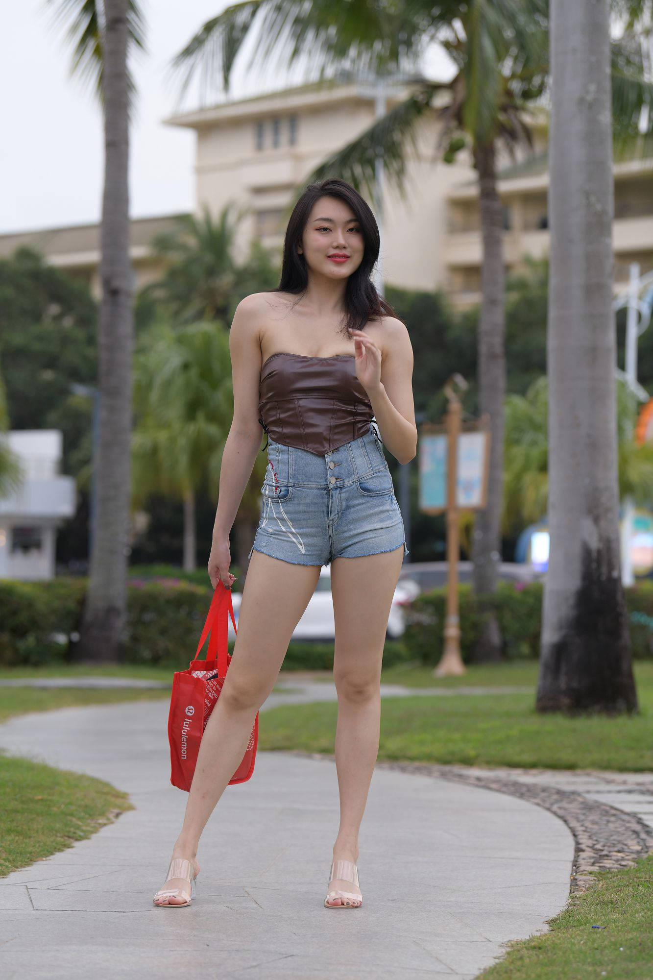 露肩皮质抹胸紧身热裤美女【视频+套图】