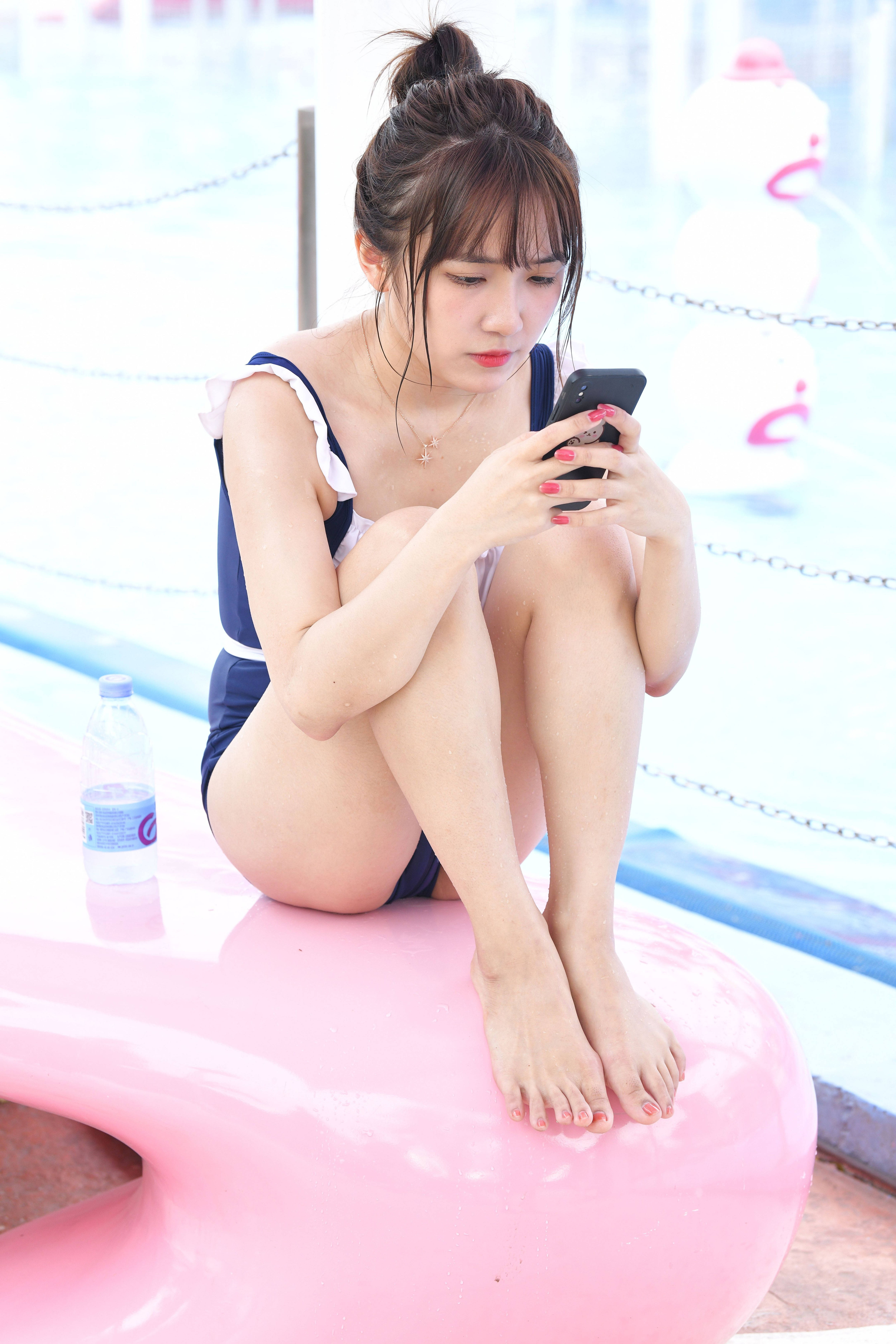 可爱泳装小妹就是到玩手机【视频+套图】