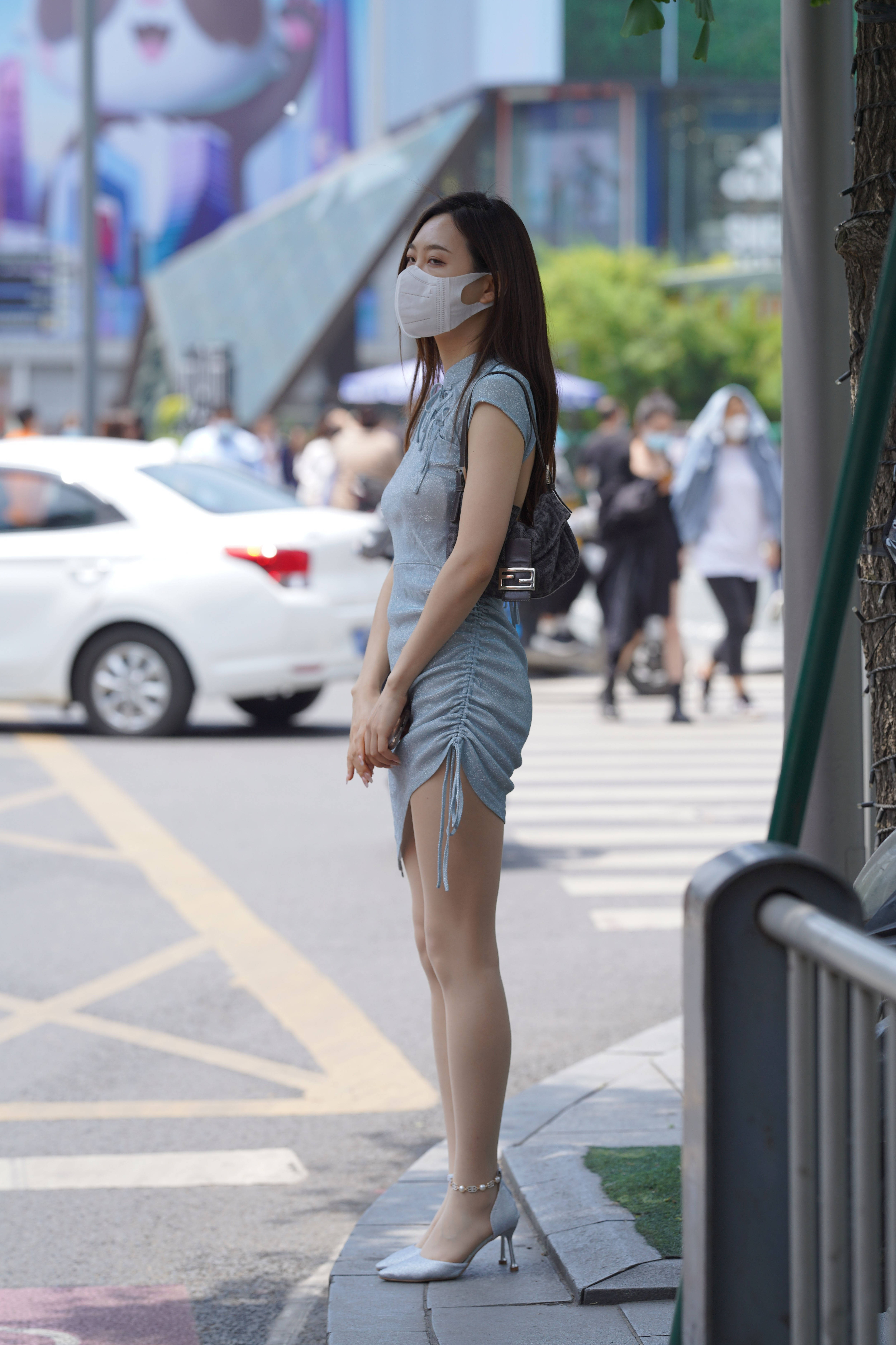 一身灰色穿搭小美眉【视频+套图】