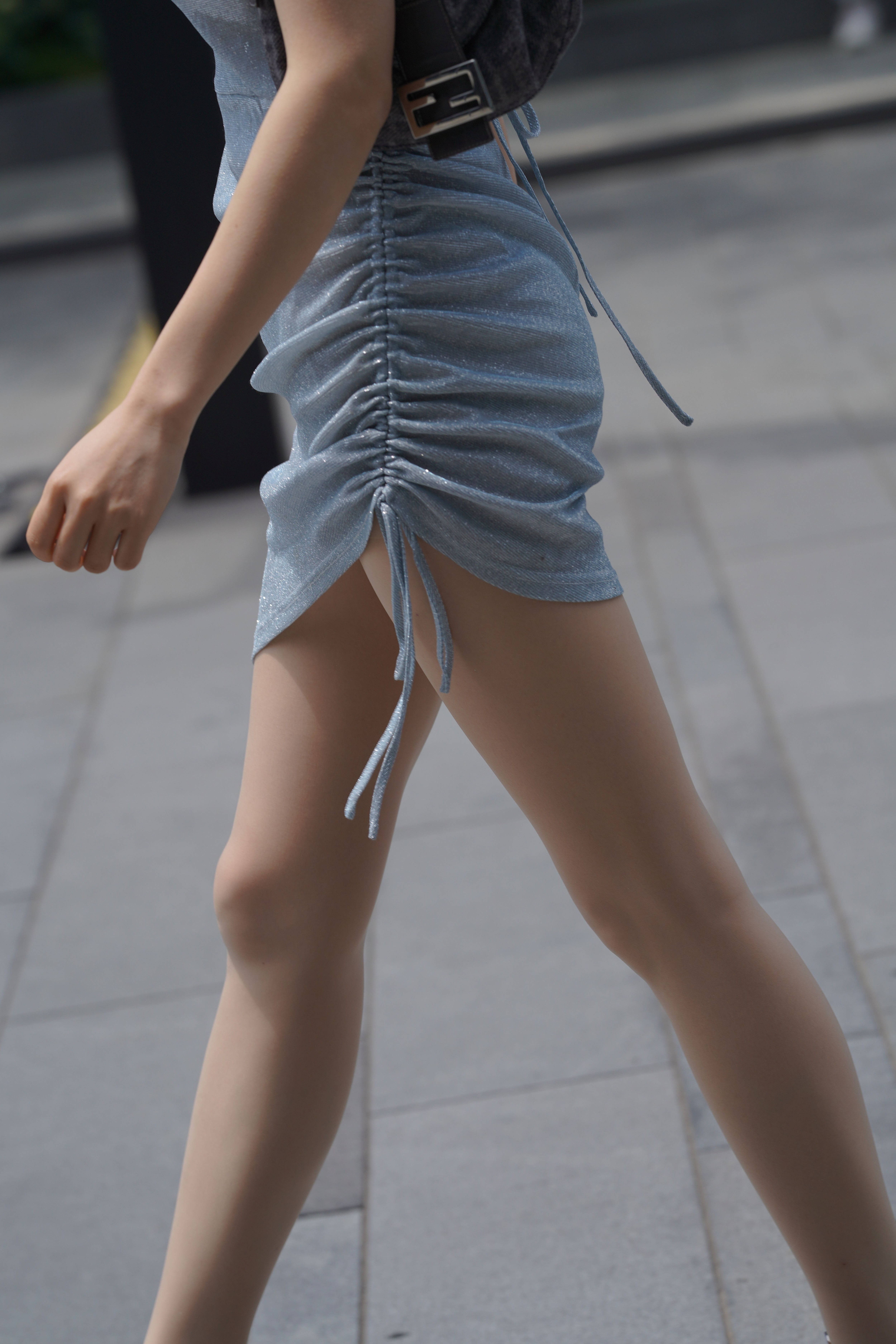 一身灰色穿搭小美眉【视频+套图】