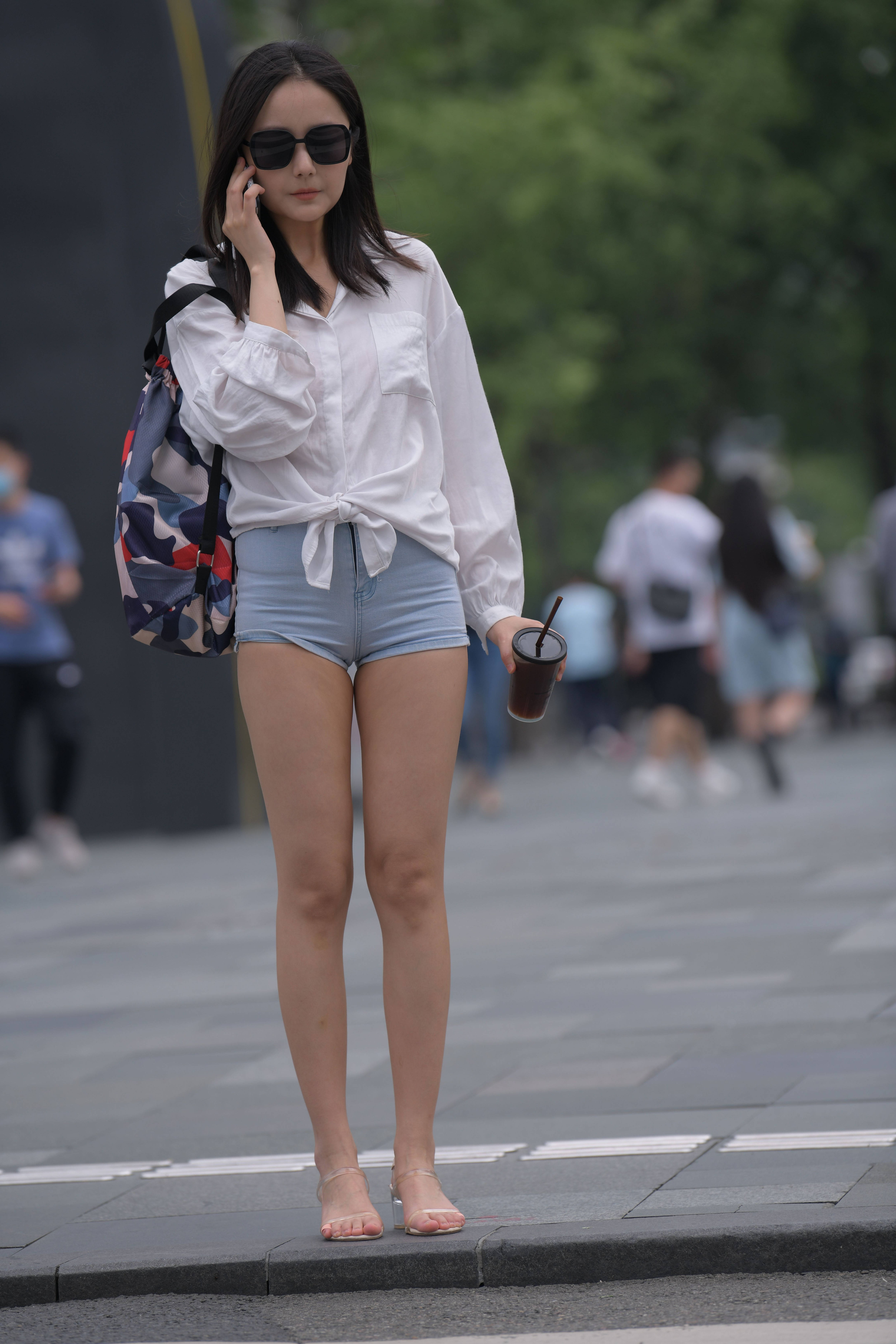 长相甜美身材哇塞的牛仔热裤美女【视频+套图】