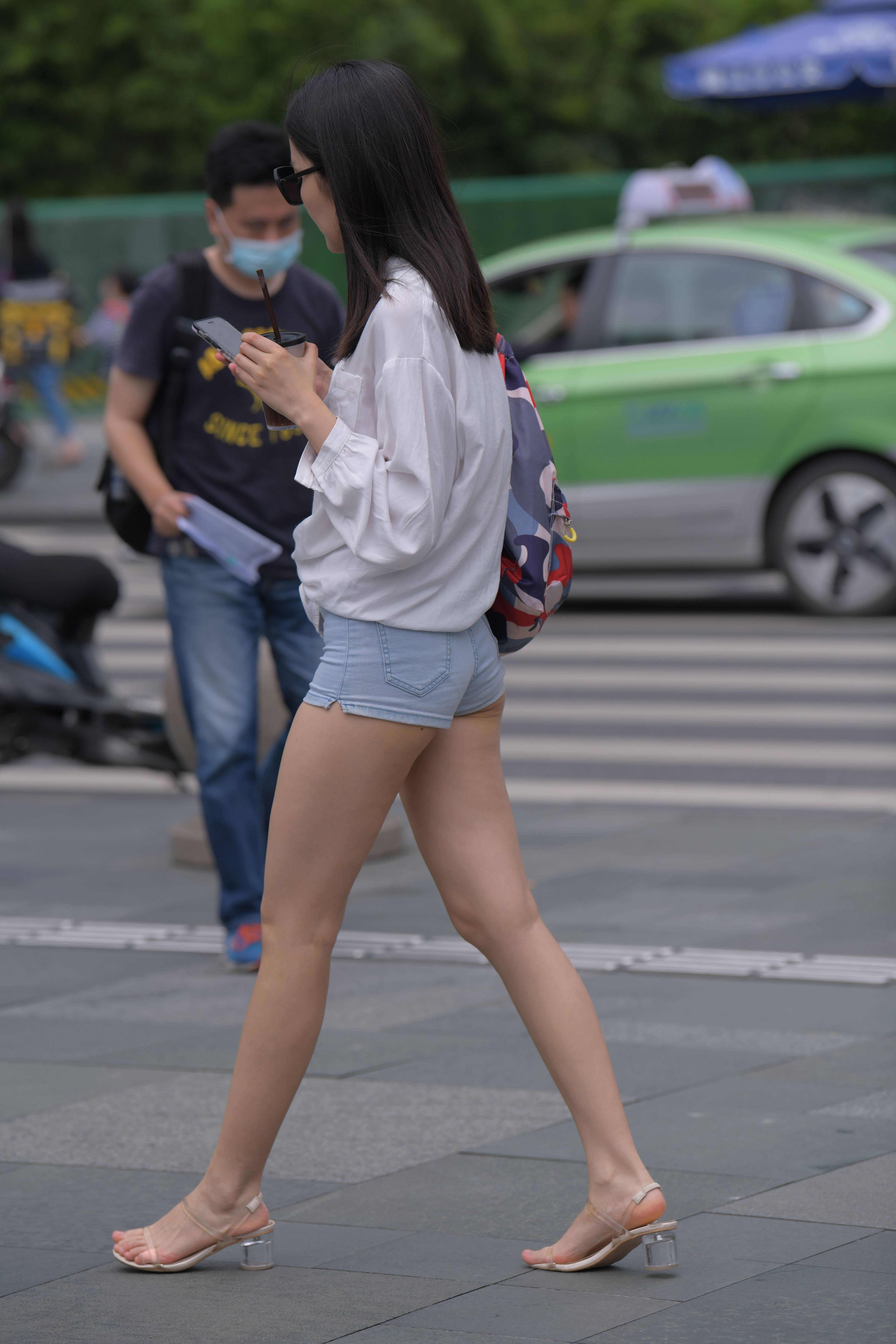 长相甜美身材哇塞的牛仔热裤美女【视频+套图】