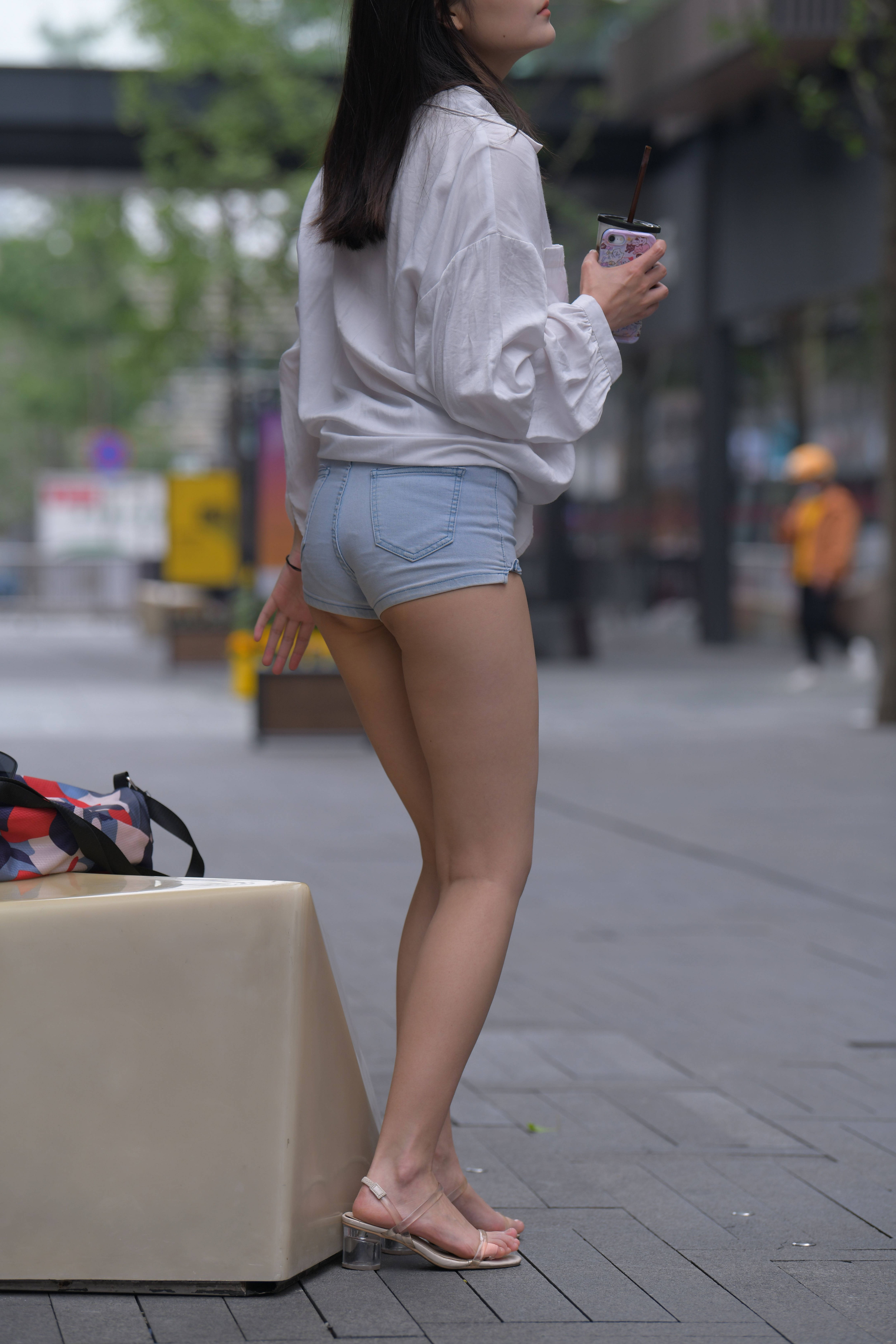 长相甜美身材哇塞的牛仔热裤美女【视频+套图】