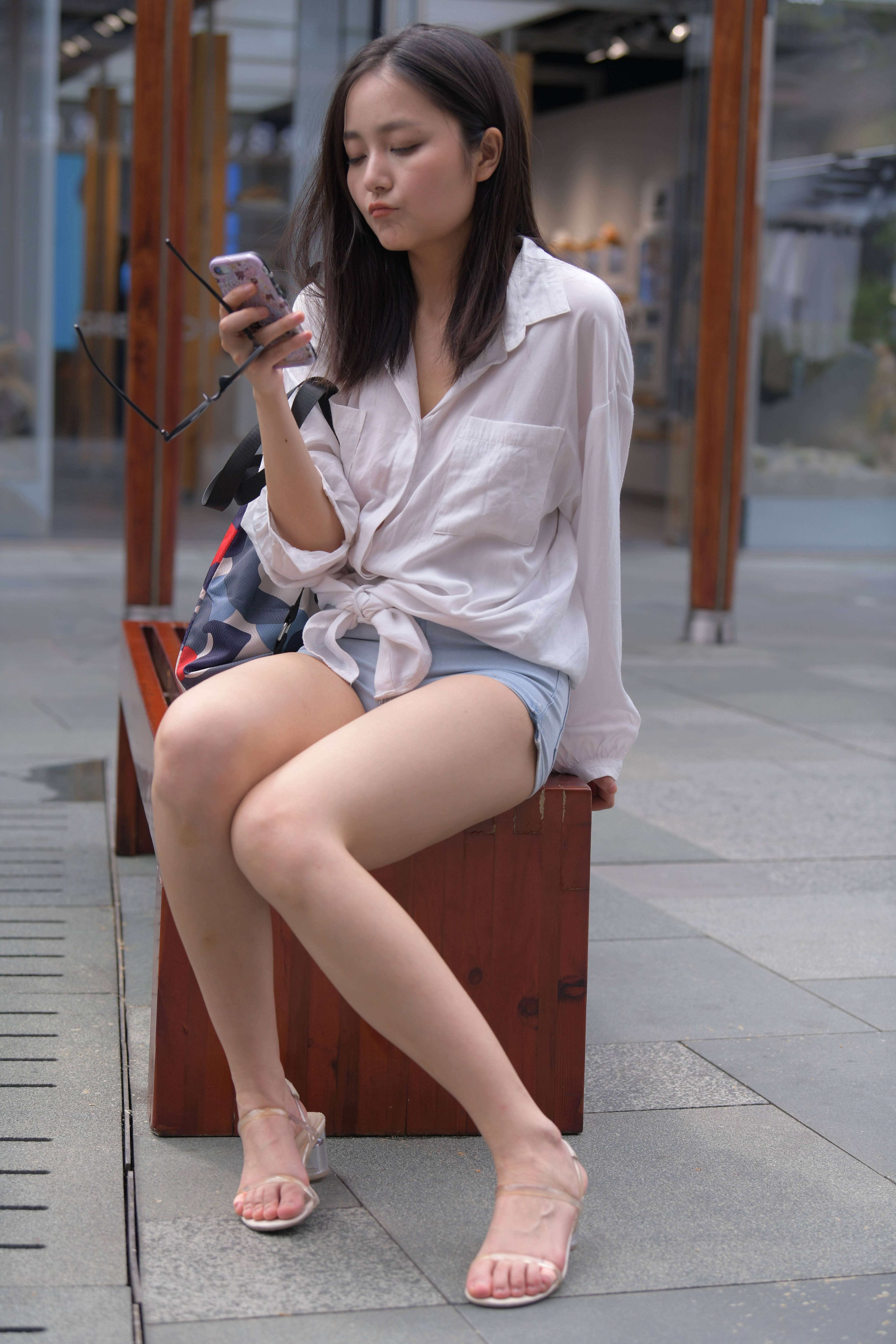 长相甜美身材哇塞的牛仔热裤美女【视频+套图】