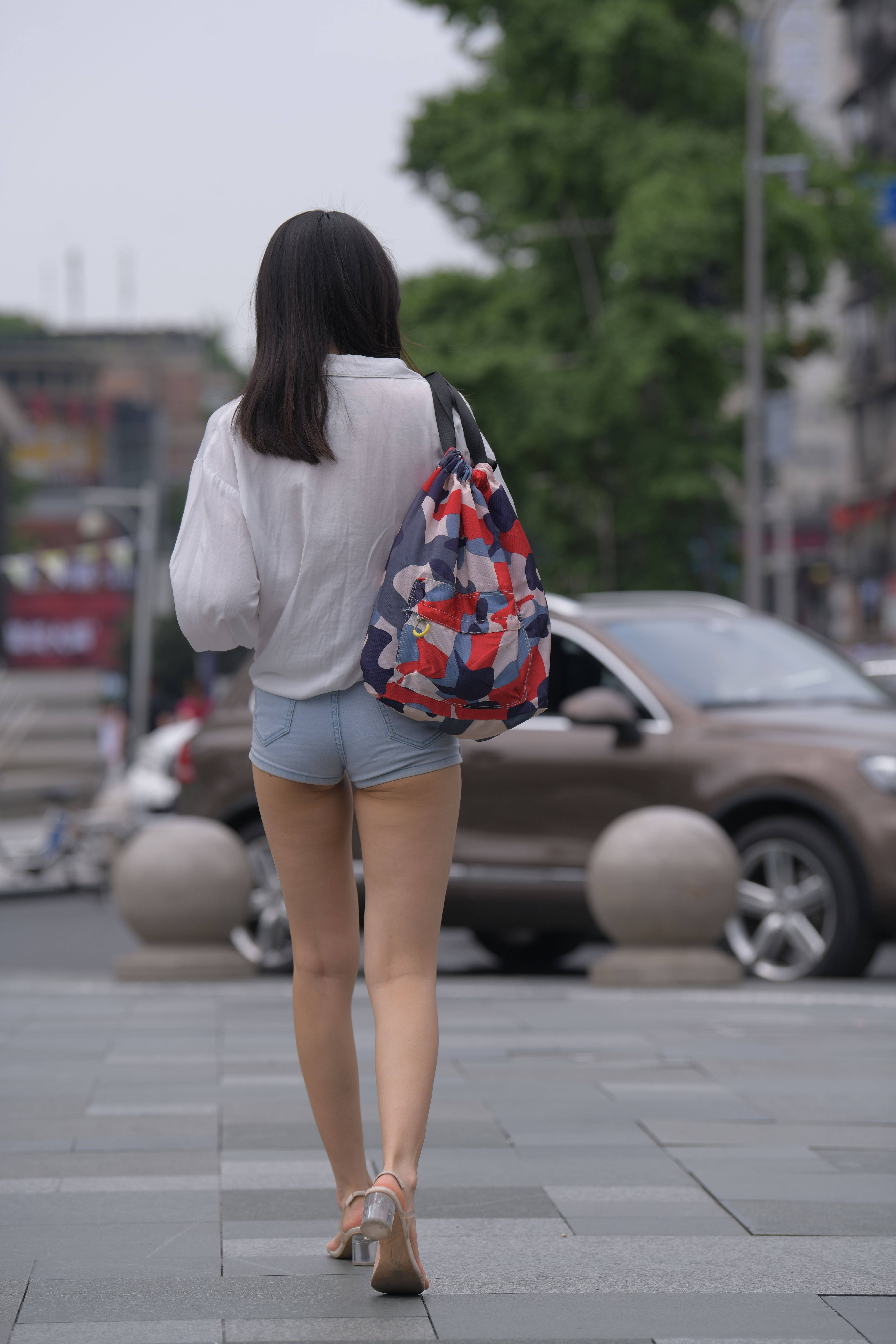 长相甜美身材哇塞的牛仔热裤美女【视频+套图】