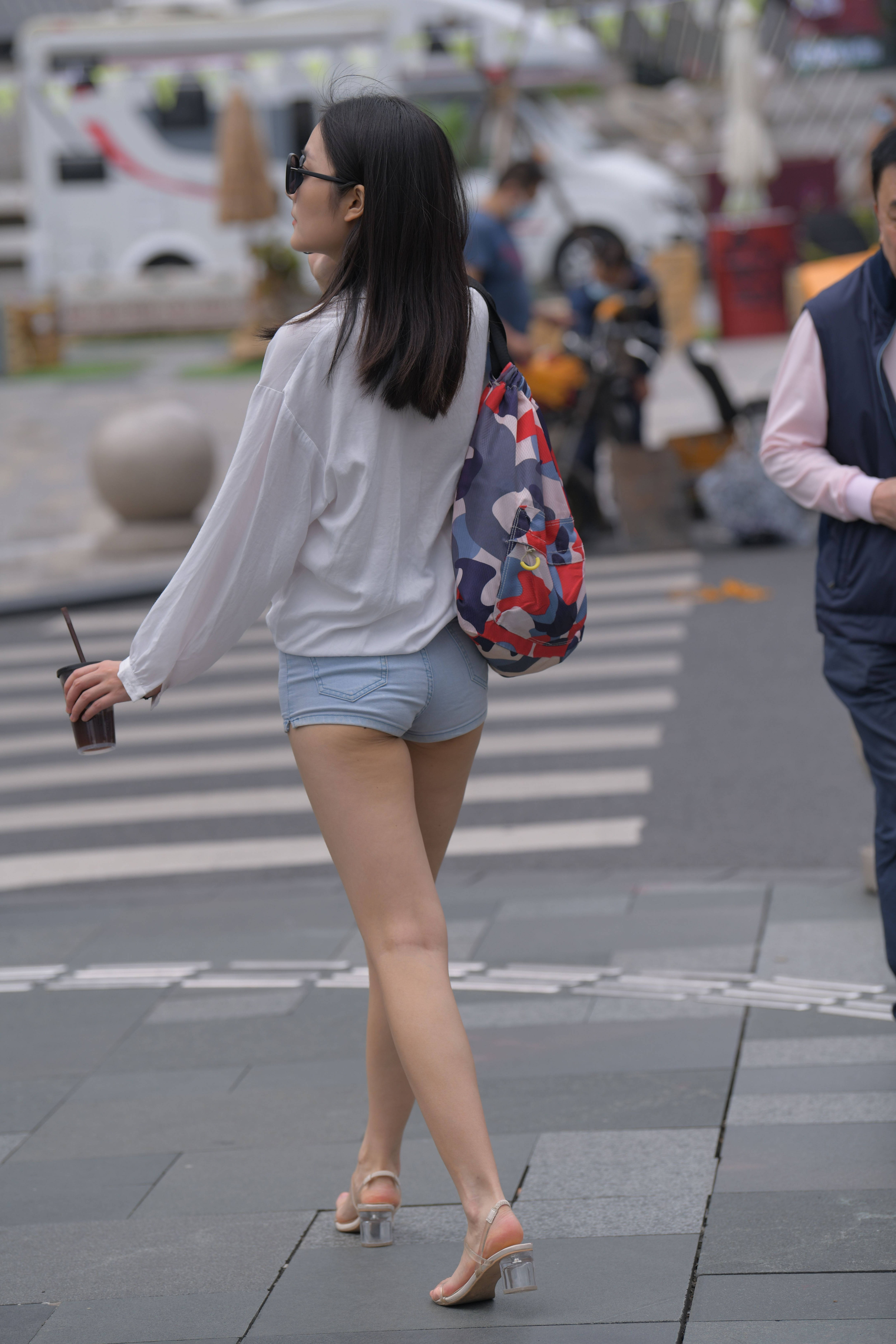 长相甜美身材哇塞的牛仔热裤美女【视频+套图】