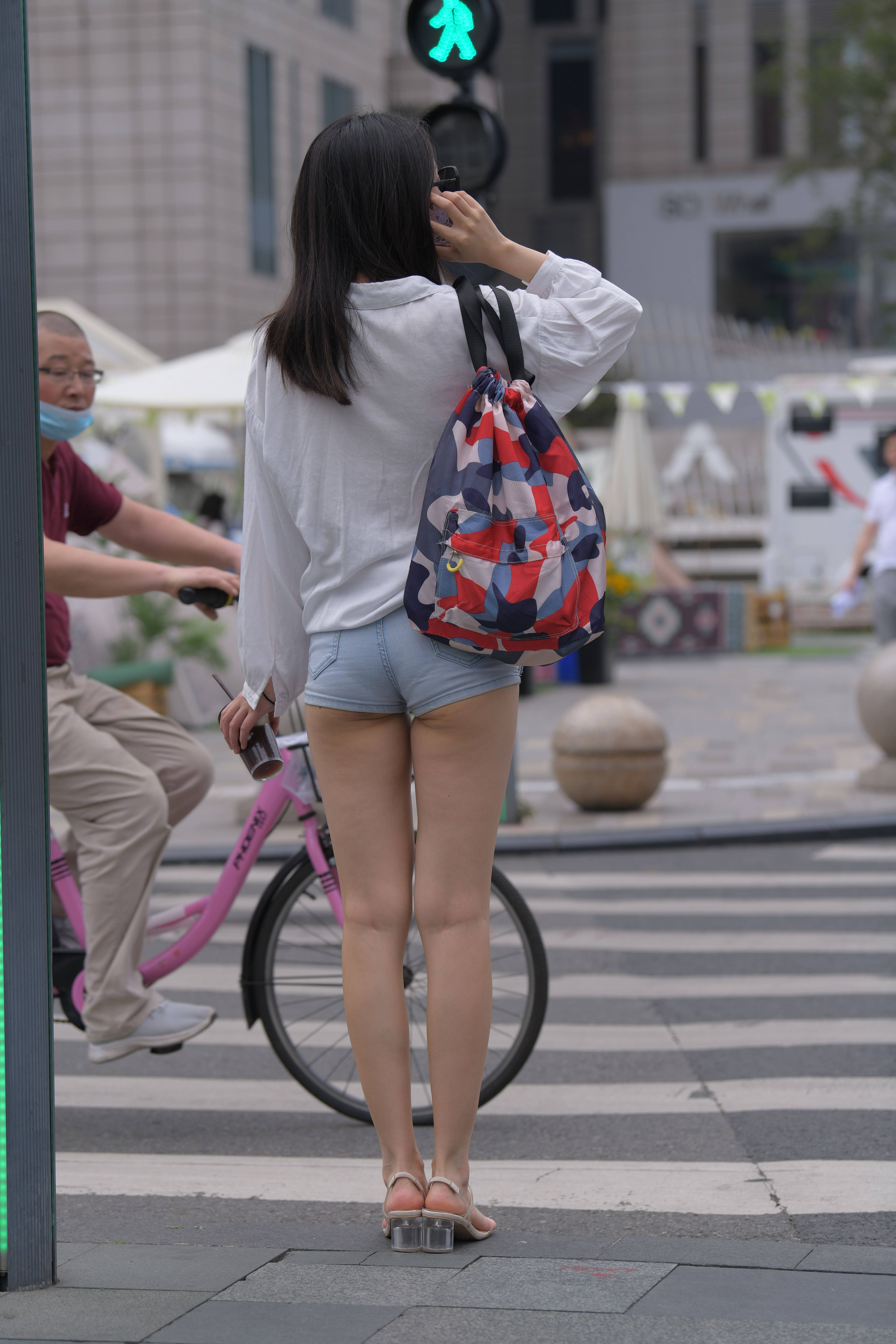 长相甜美身材哇塞的牛仔热裤美女【视频+套图】