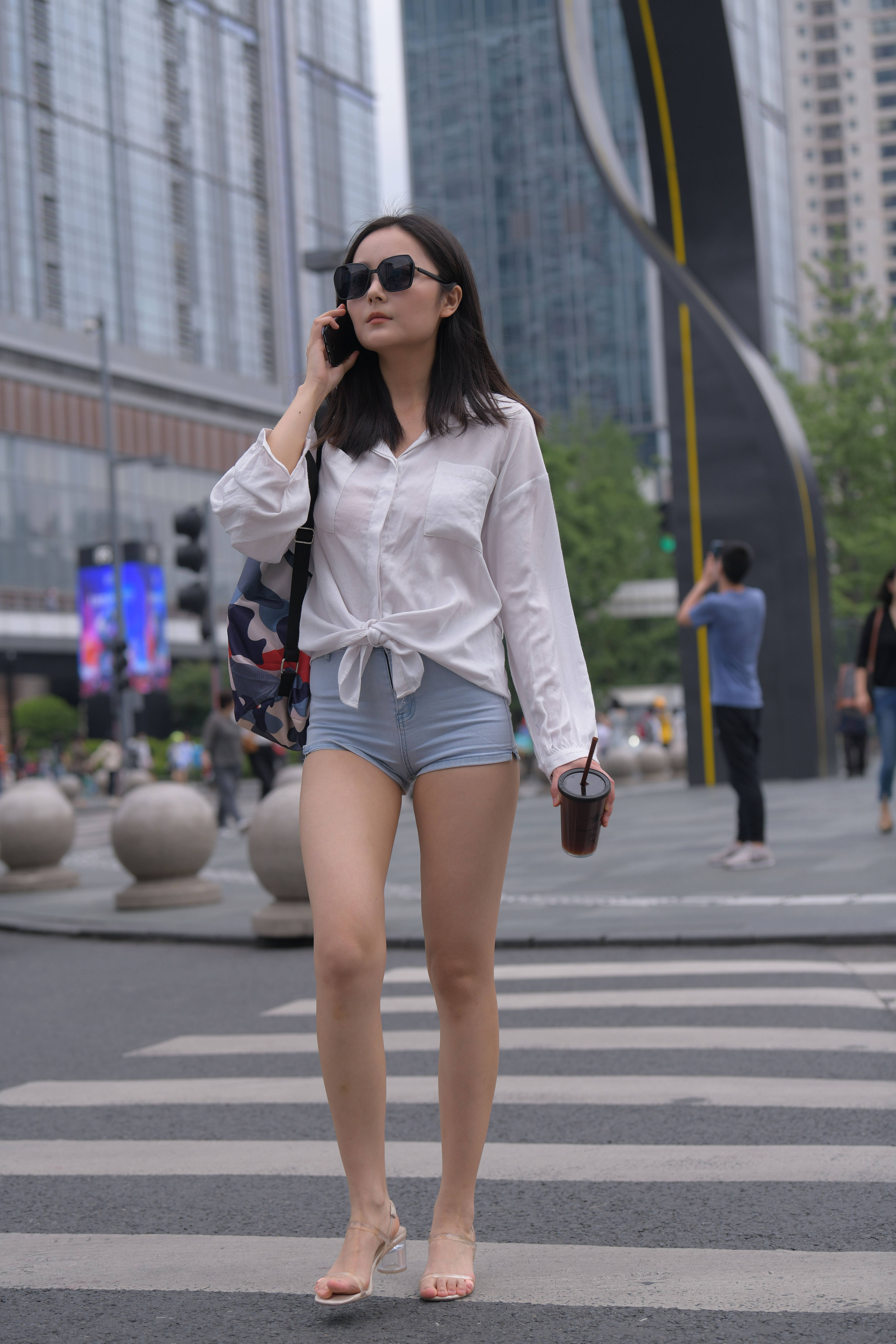 长相甜美身材哇塞的牛仔热裤美女【视频+套图】