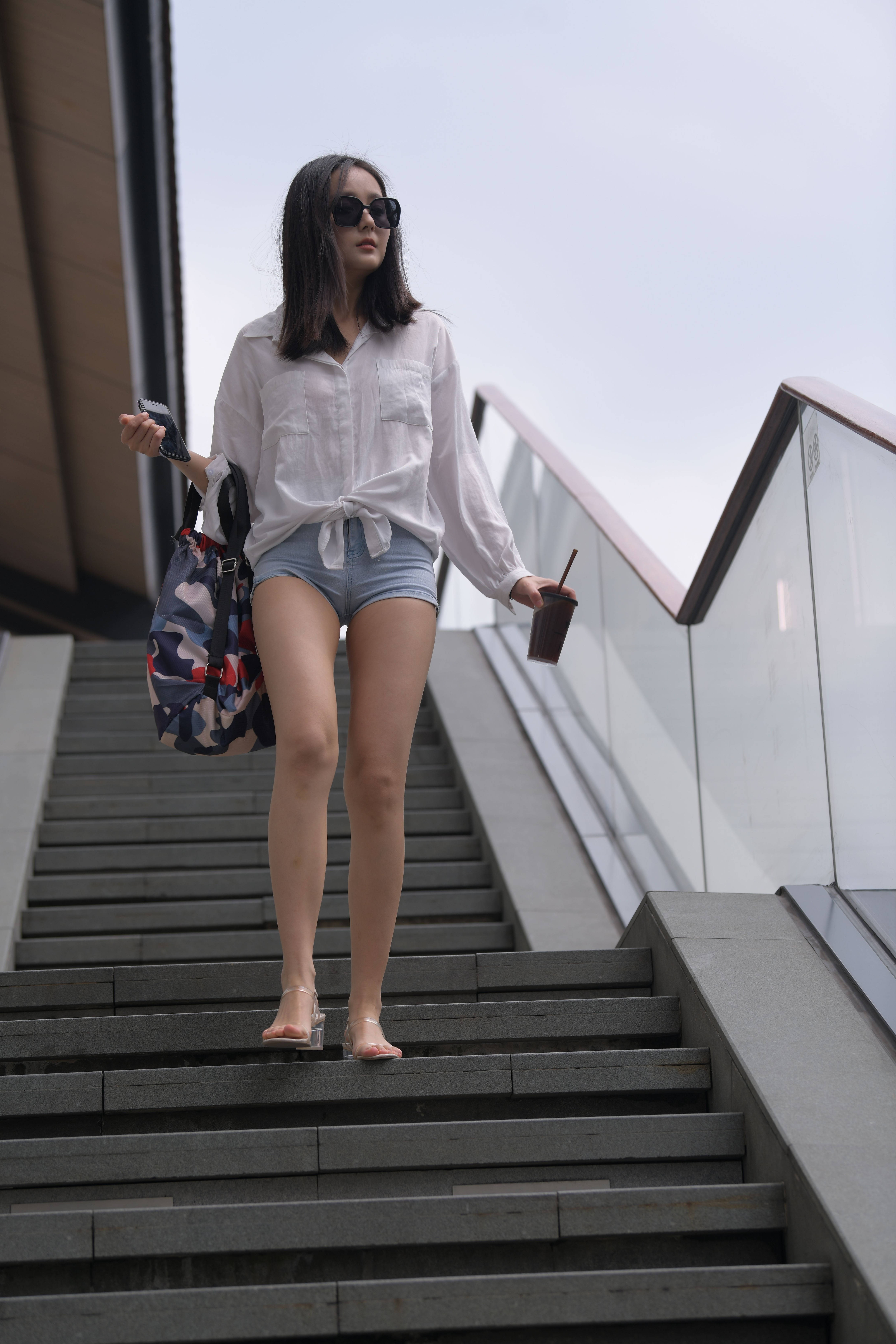 长相甜美身材哇塞的牛仔热裤美女【视频+套图】