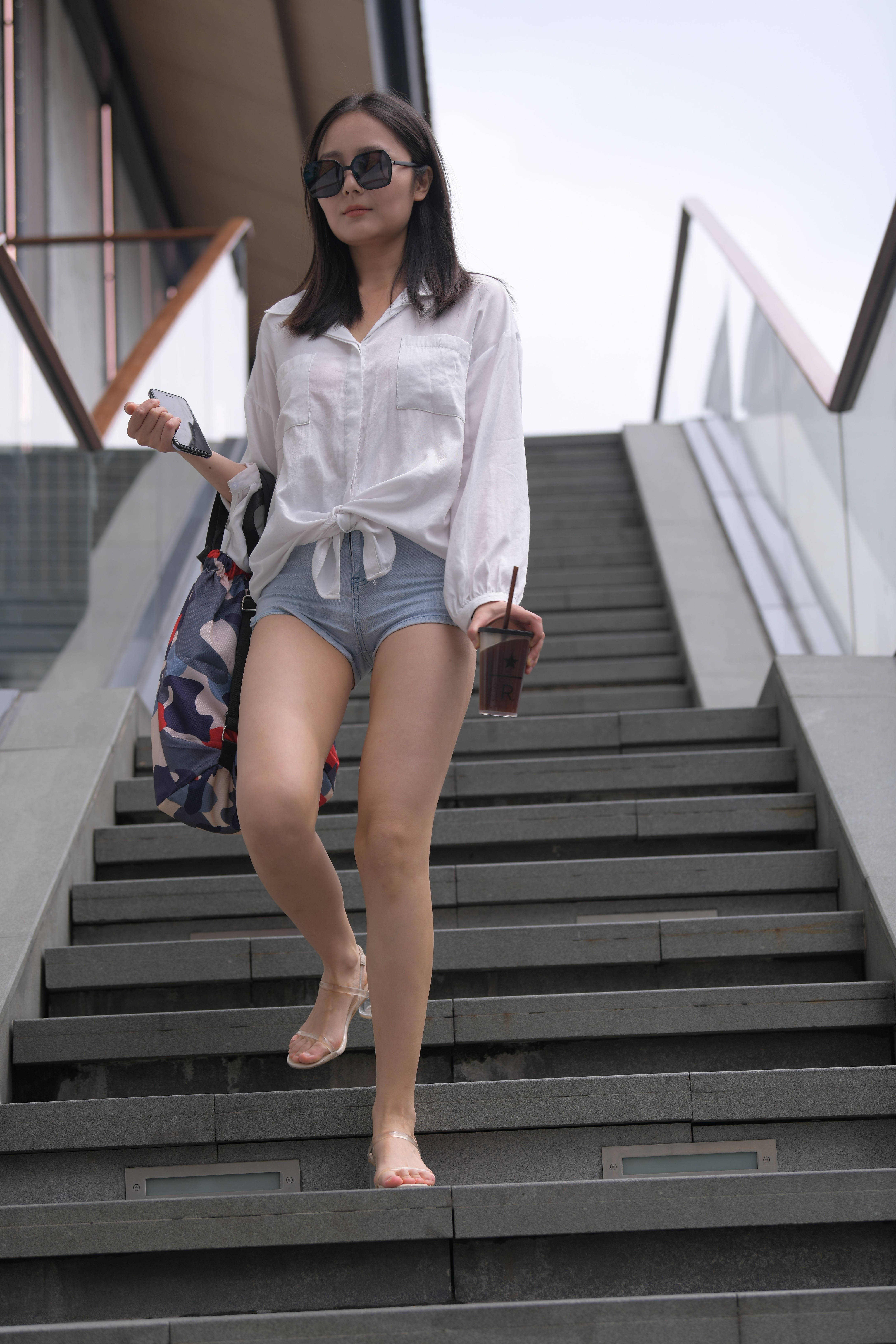 长相甜美身材哇塞的牛仔热裤美女【视频+套图】