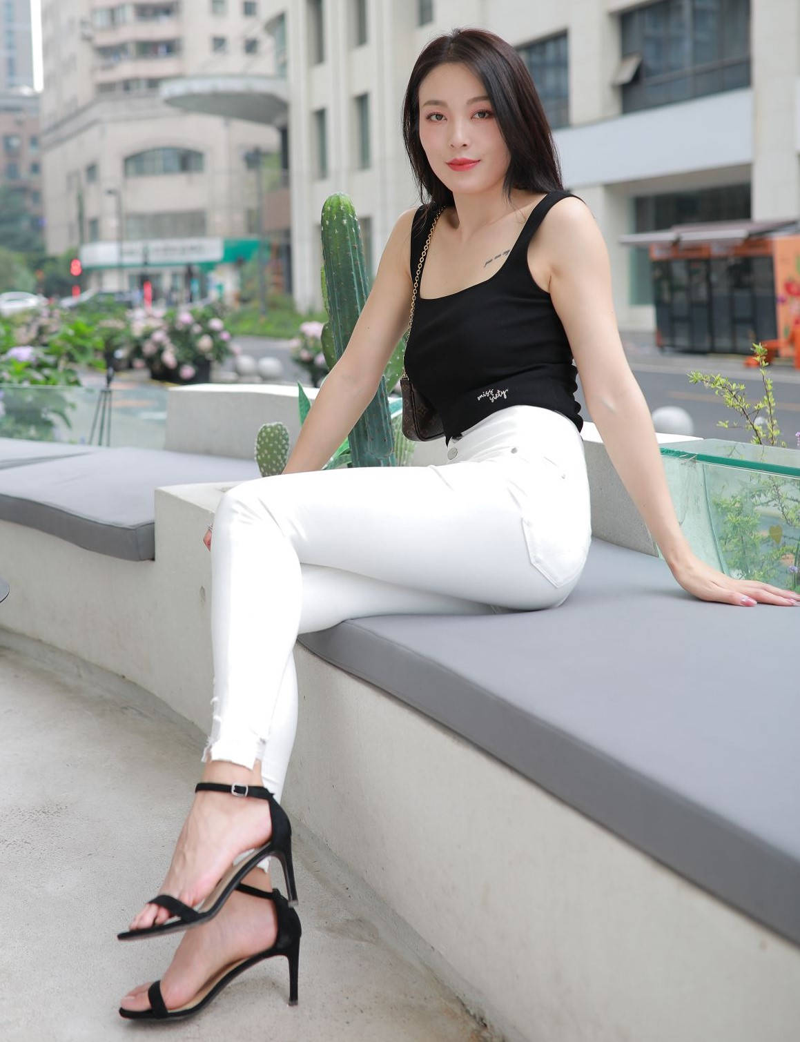 【套图+视频】想在夏日撞见你穿着紧身白裤