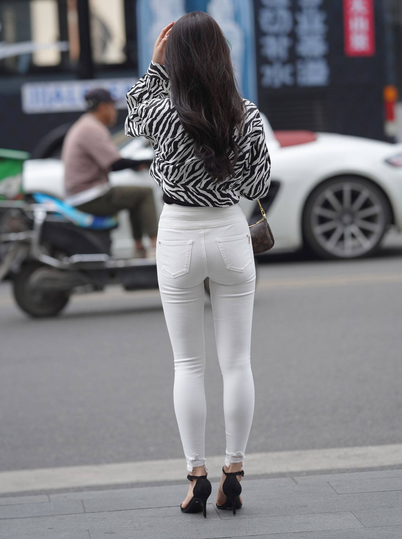 【套图+视频】想在夏日撞见你穿着紧身白裤