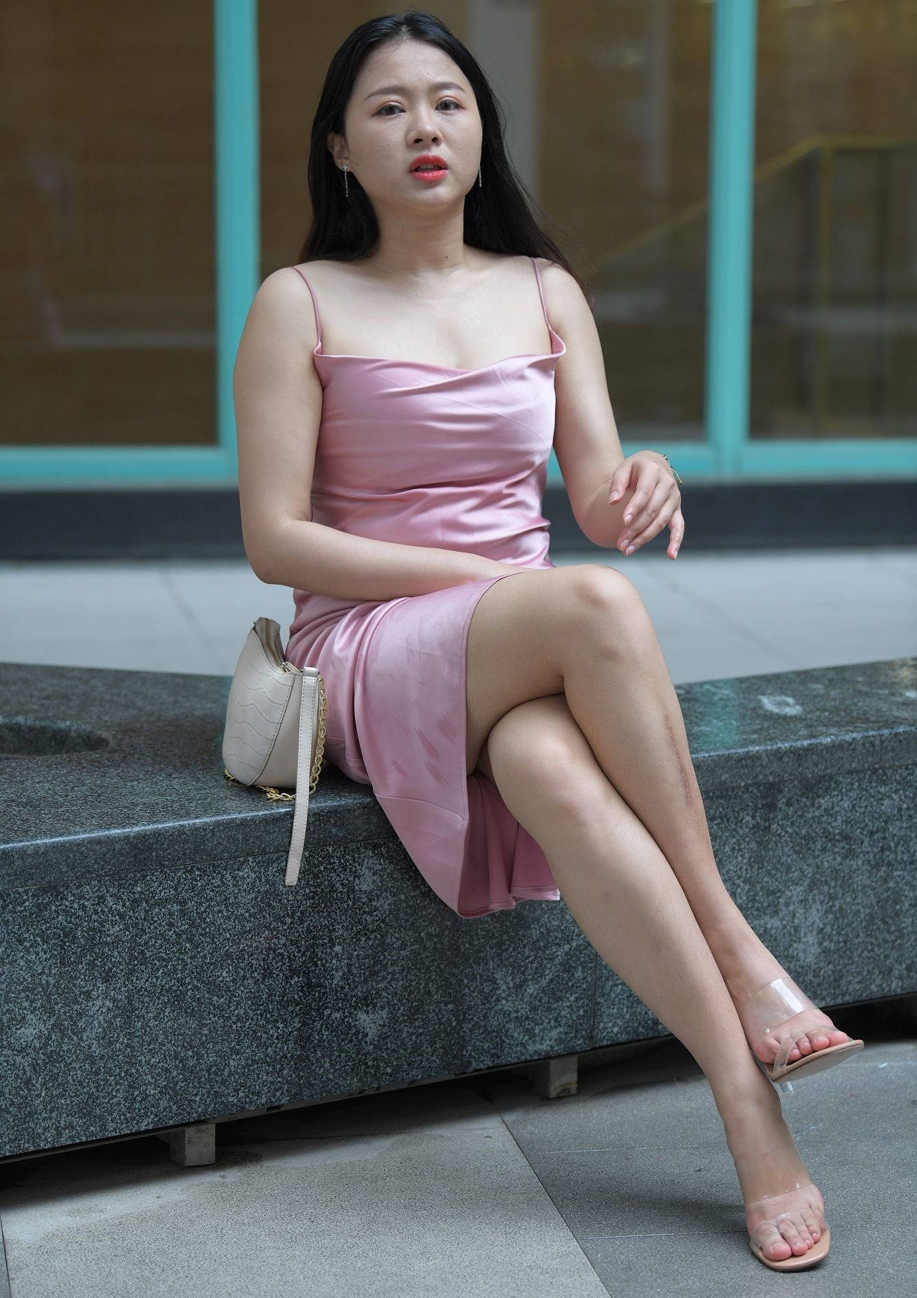 【套图+视频】粉红裙少妇，这女的就要有点肉肉