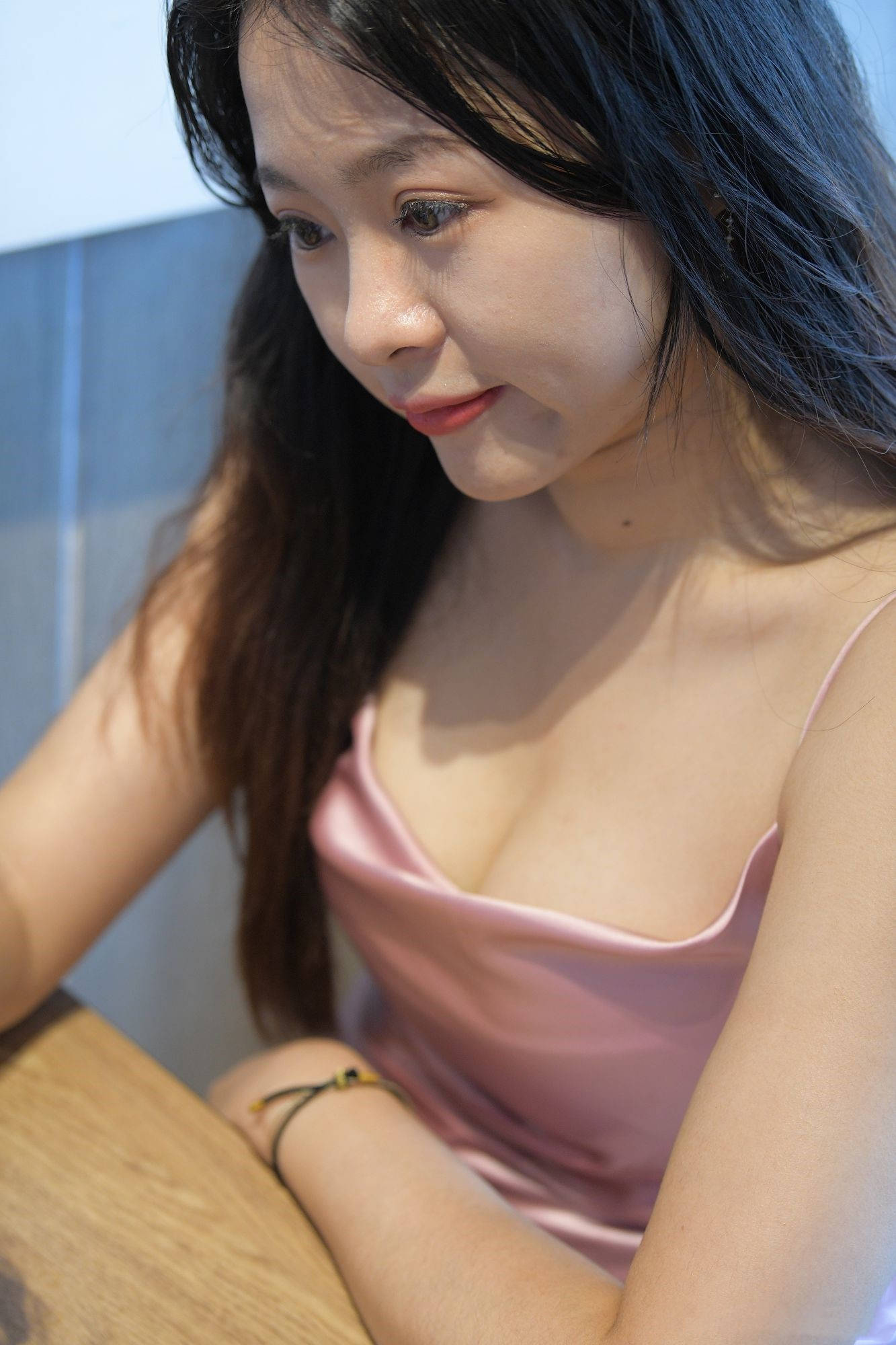 【套图+视频】粉红裙少妇，这女的就要有点肉肉