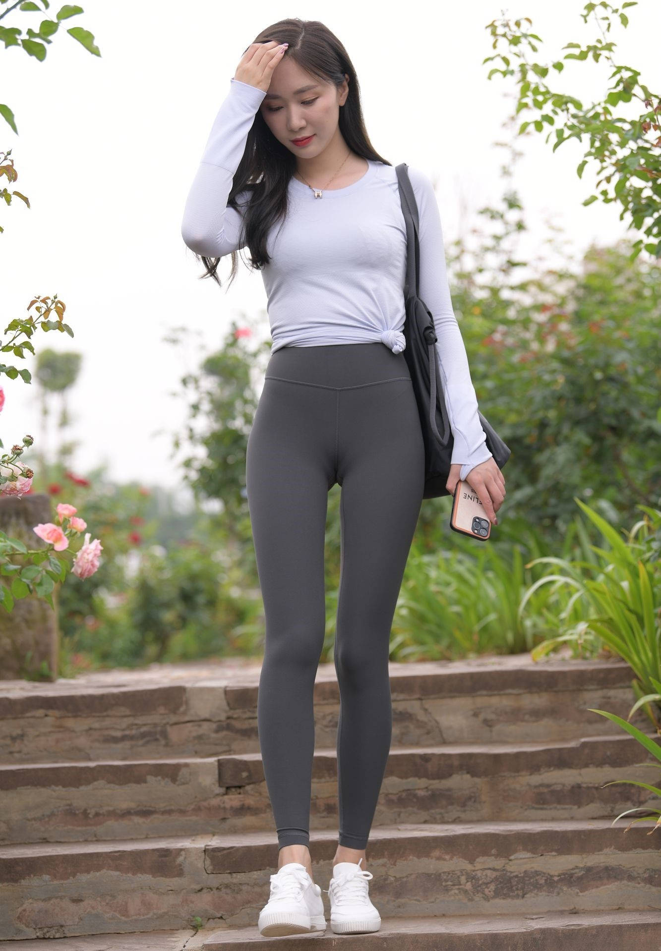 【视频+套图】深灰紧身裤美女带你去爬山