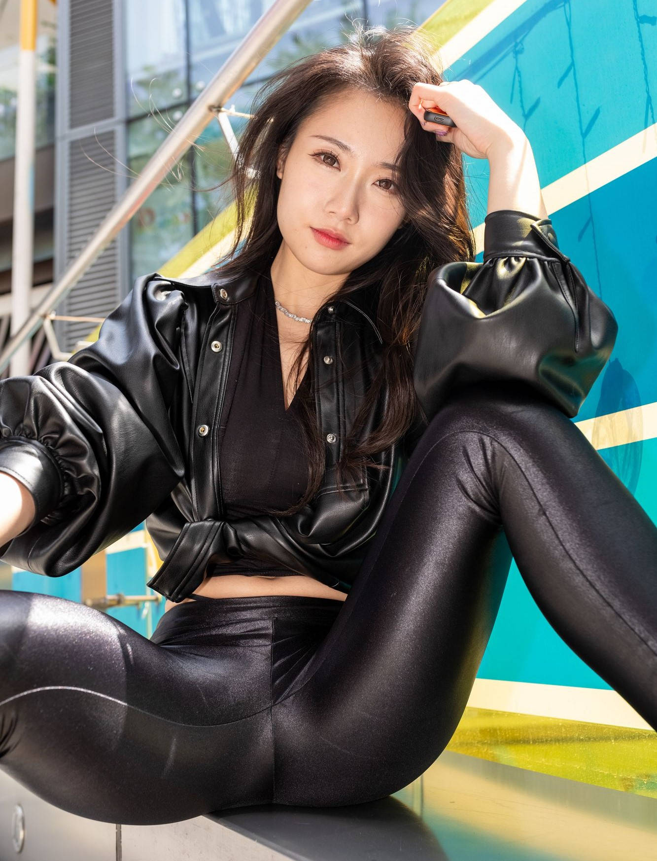 【套图+视频】靠近一点感受紧身皮裤的魅力