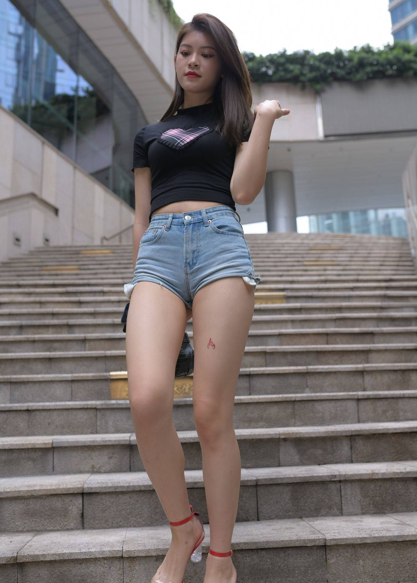 【套图+视频】紧身牛仔热裤美女腿上有个小火苗