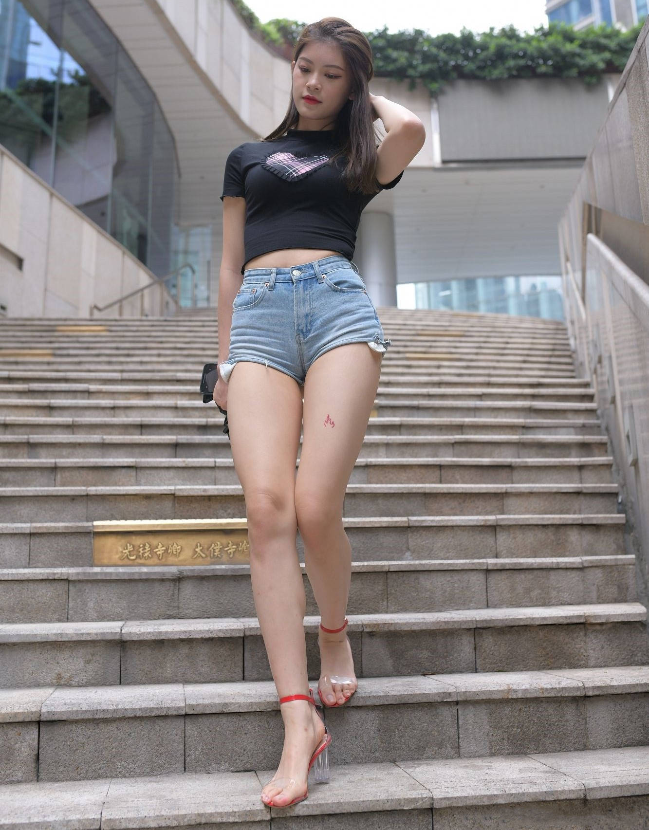 【套图+视频】紧身牛仔热裤美女腿上有个小火苗