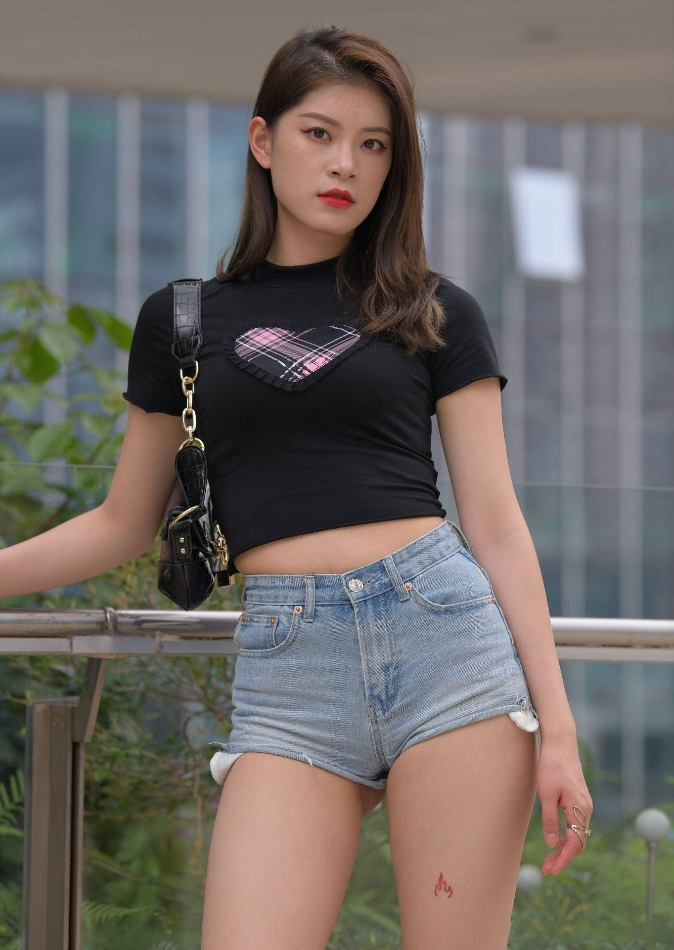 【套图+视频】紧身牛仔热裤美女腿上有个小火苗