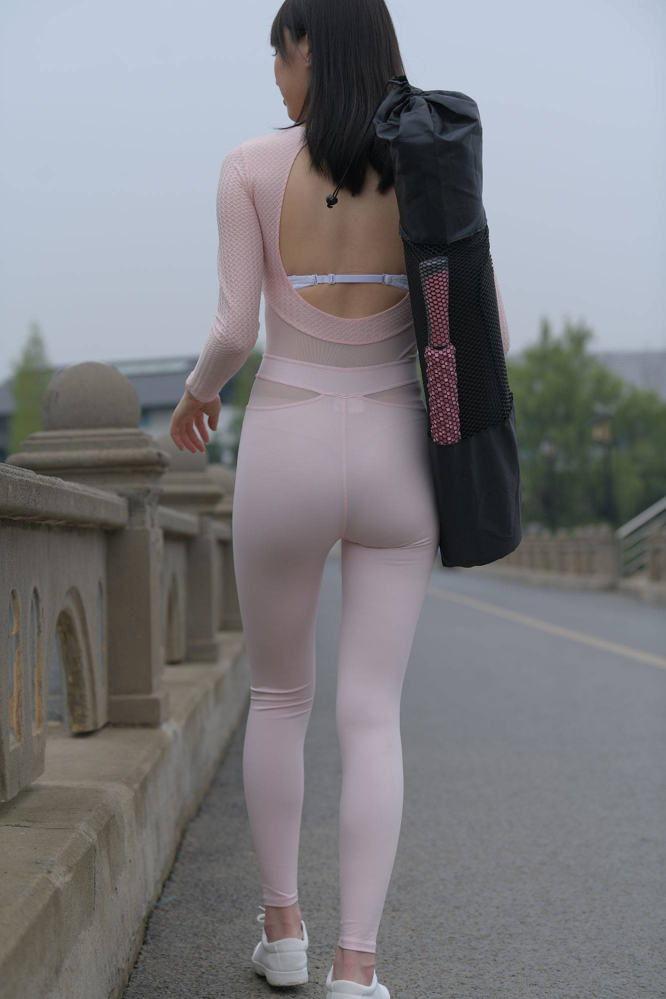 【套图】安静的粉色紧身裤美女