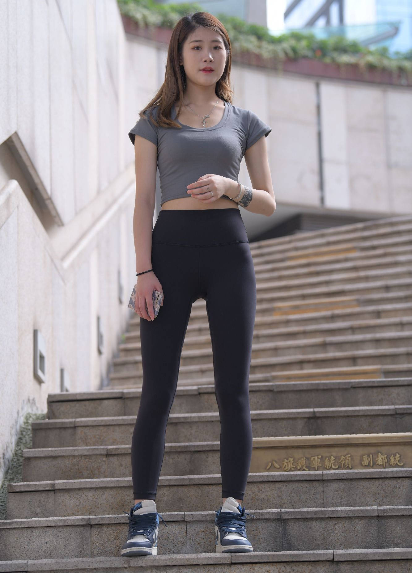 【套图+视频】手臂有纹身的紧身裤女孩