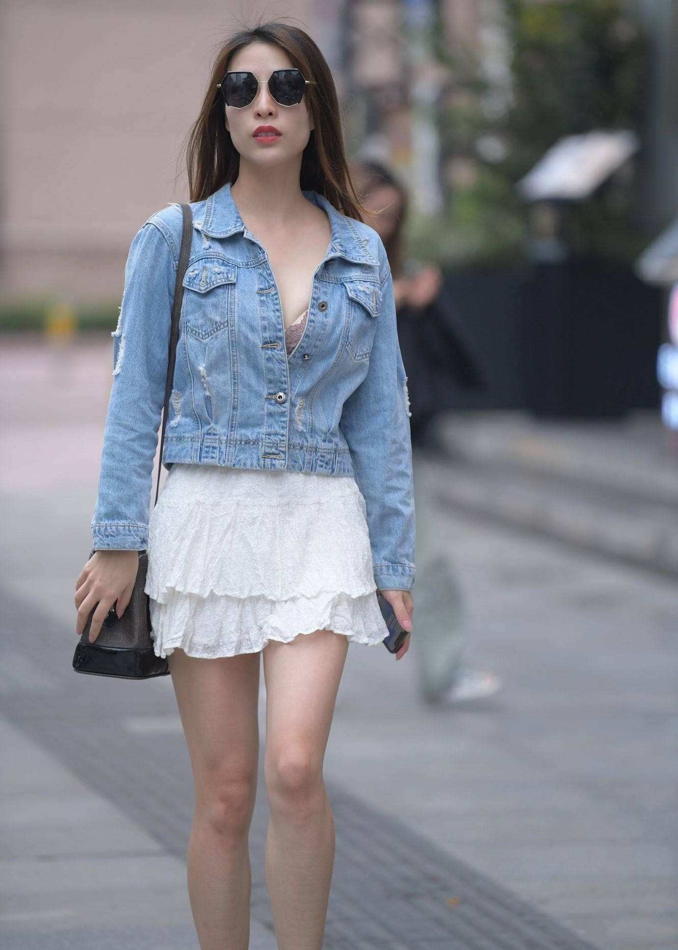 【视频+套图】笔直的纤细的腿+上身还有料的美女