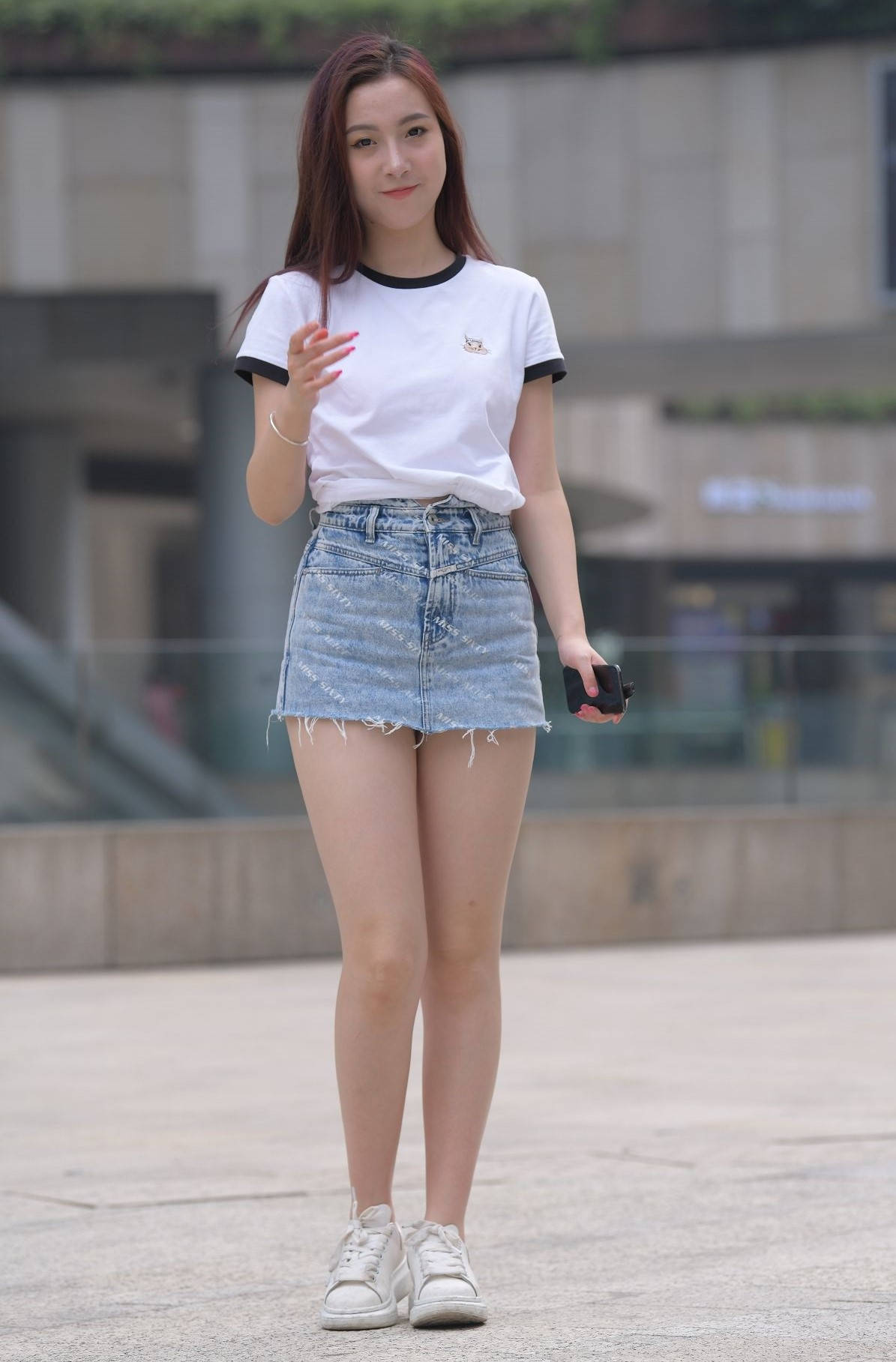 【套图+视频】蓝色牛仔短裤在街上是一道靓丽的风景线