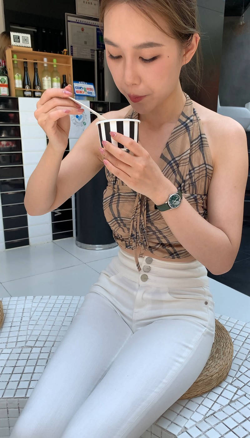 【套图+视频】紧身白裤女孩