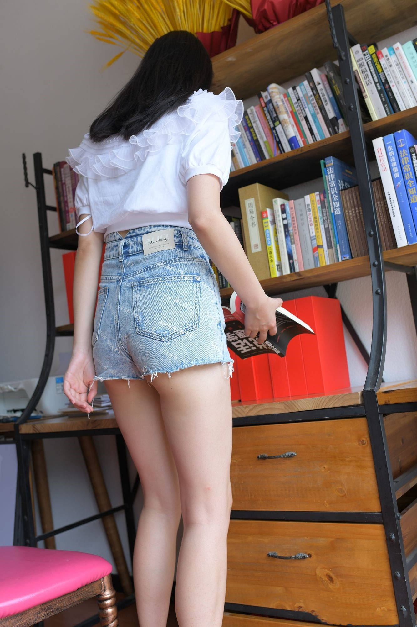 【视频+套图】做美甲的牛仔短裙美女