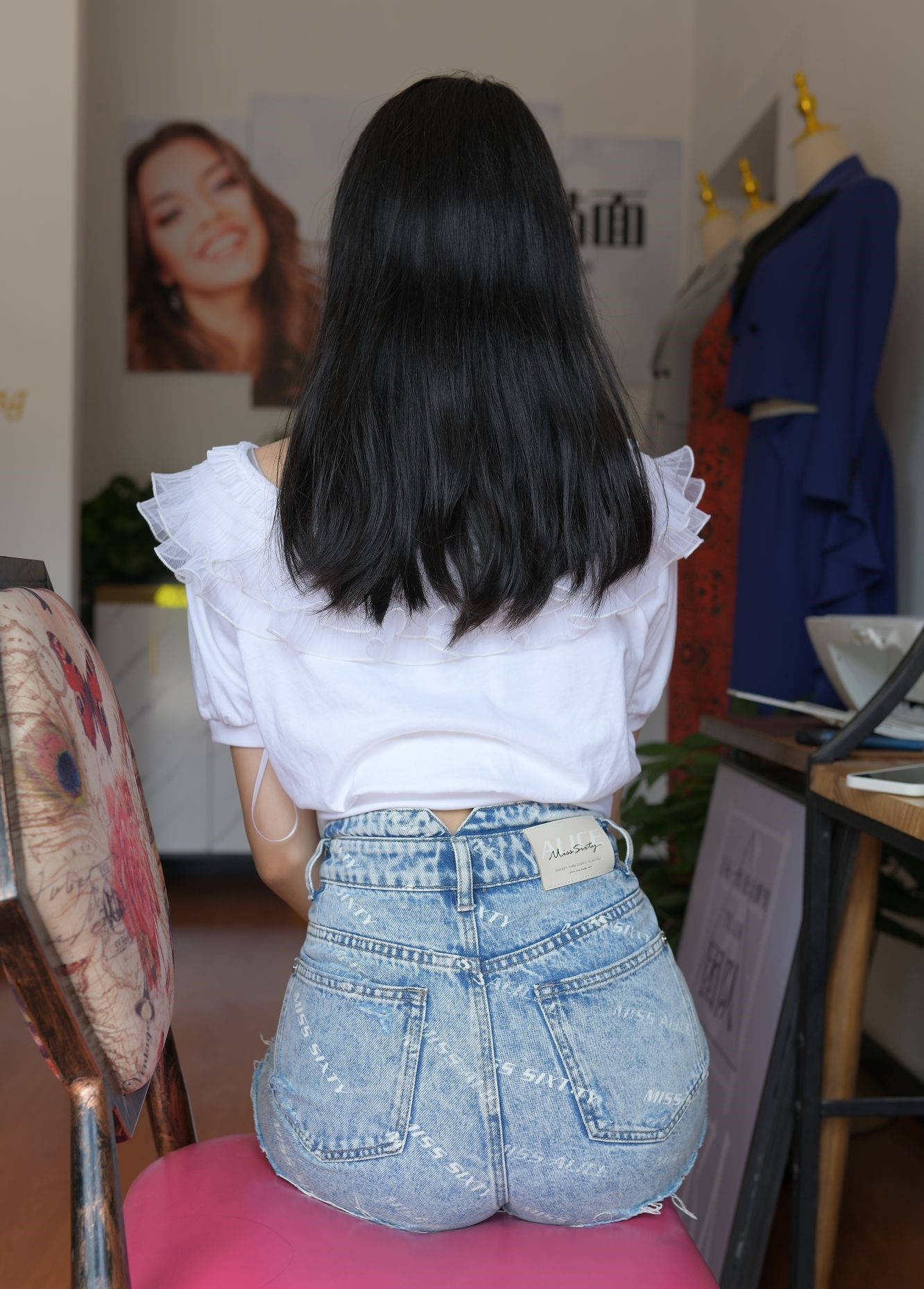 【视频+套图】做美甲的牛仔短裙美女