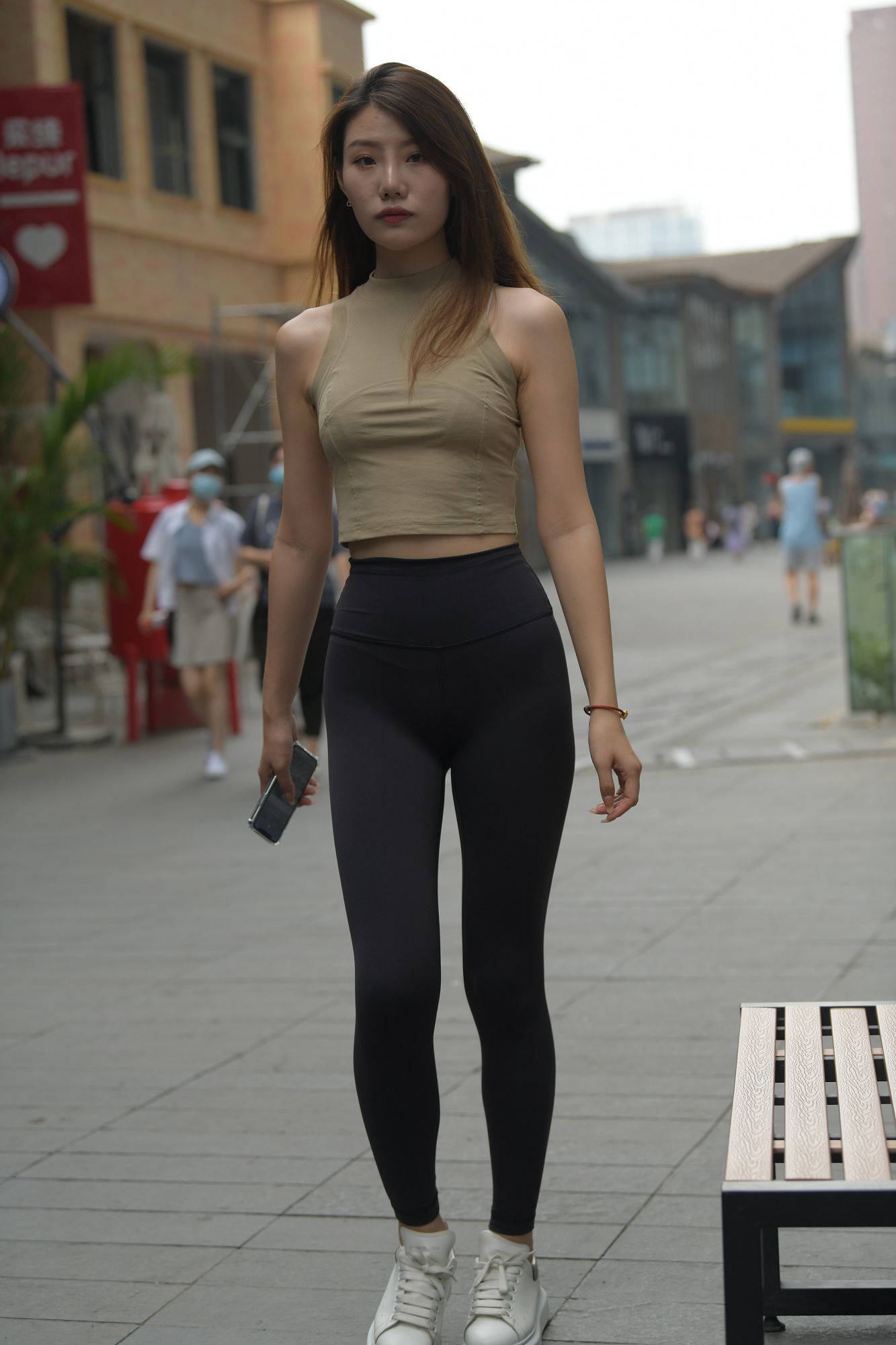 【视频+套图】金发美女紧身裤街拍