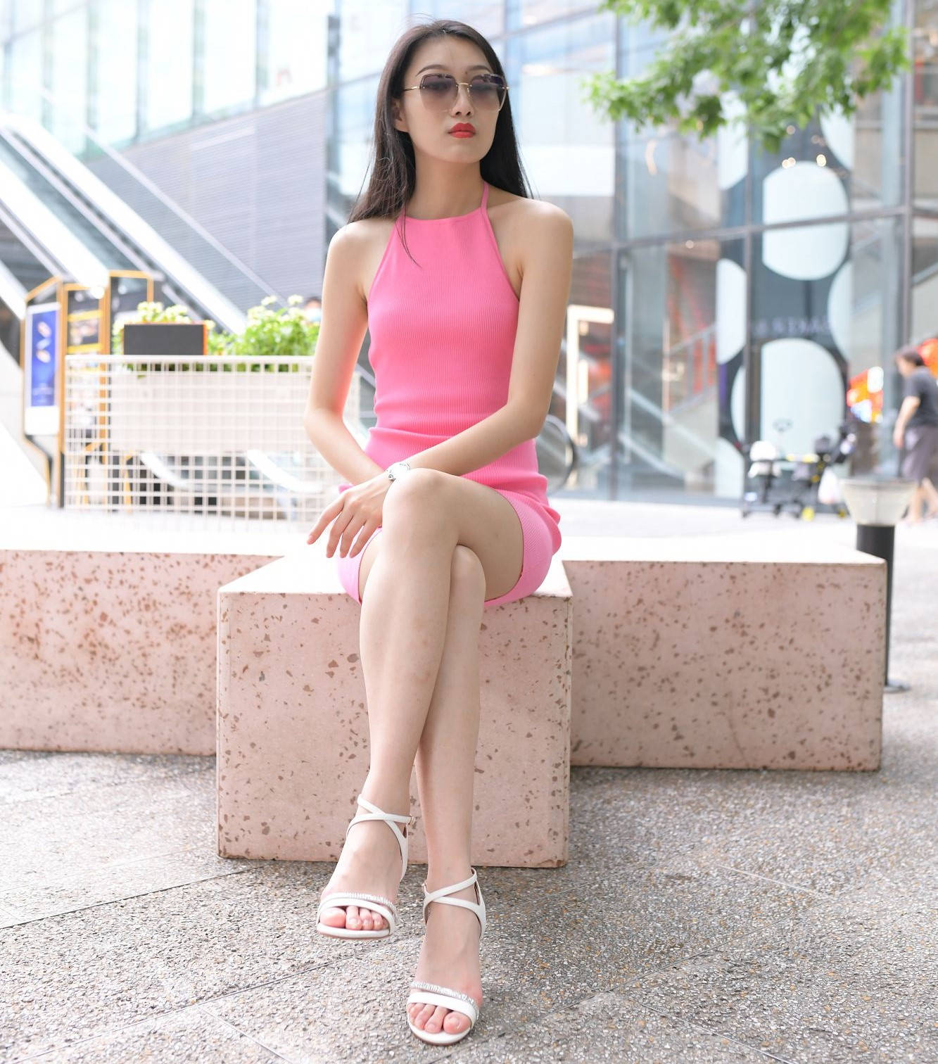 【视频+套图】粉色露背连衣裙美眉