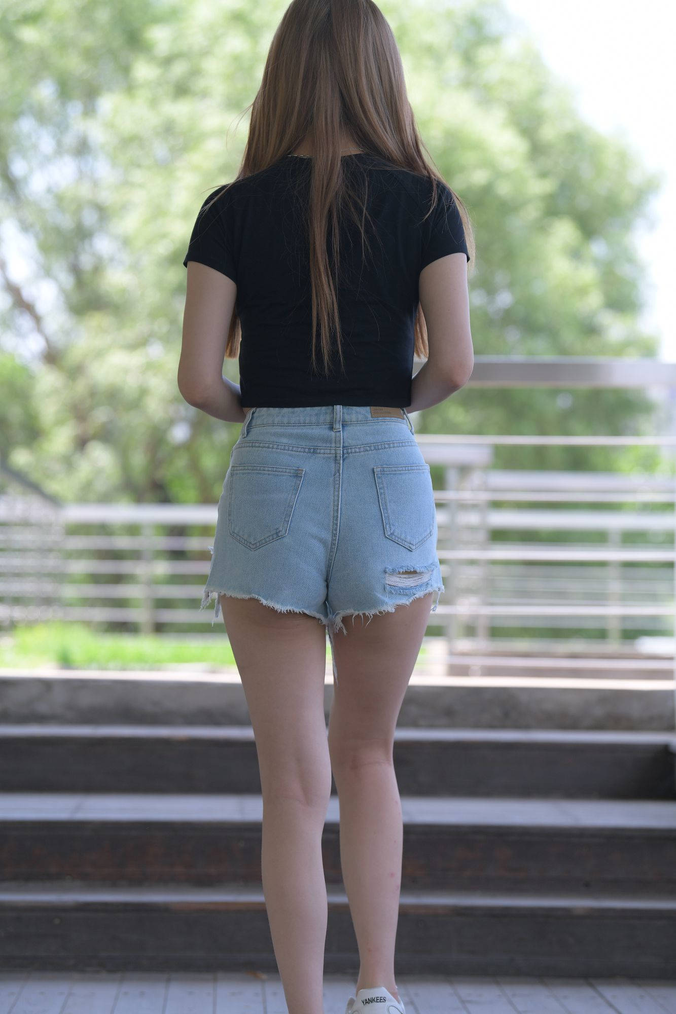 【视频+套图】蓝色牛仔热裤女孩