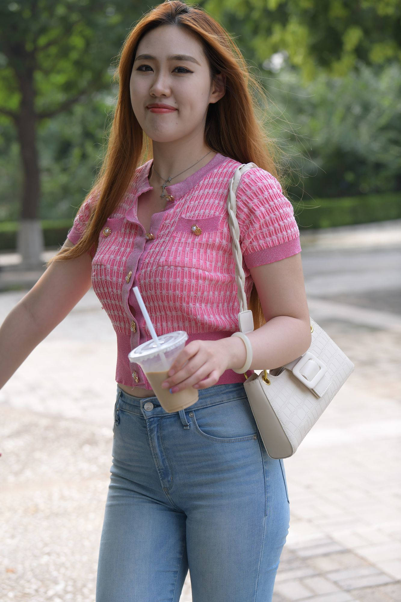 【视频+套图】浅蓝色紧身牛仔裤美女肉嘟嘟