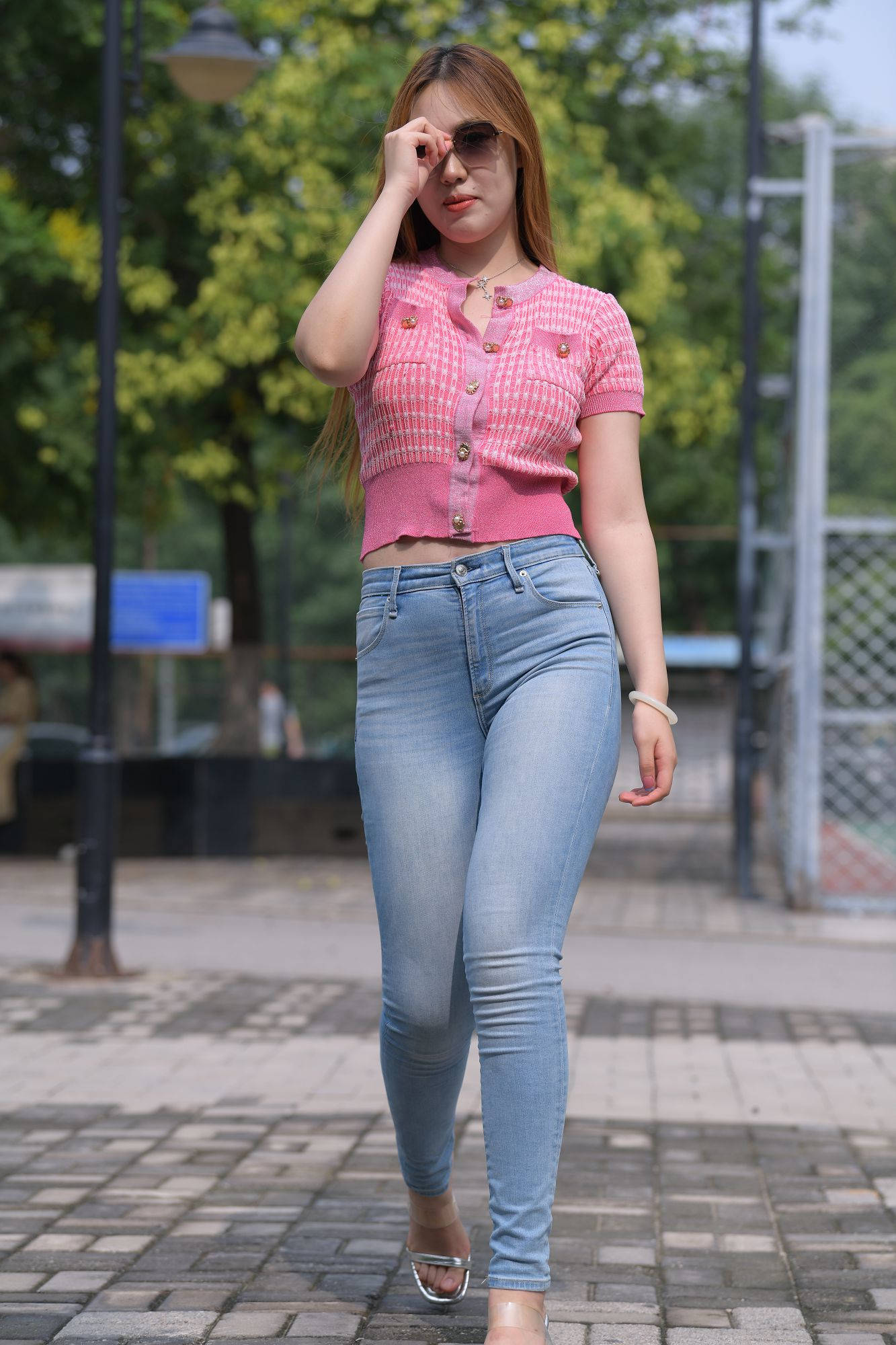 【视频+套图】浅蓝色紧身牛仔裤美女肉嘟嘟