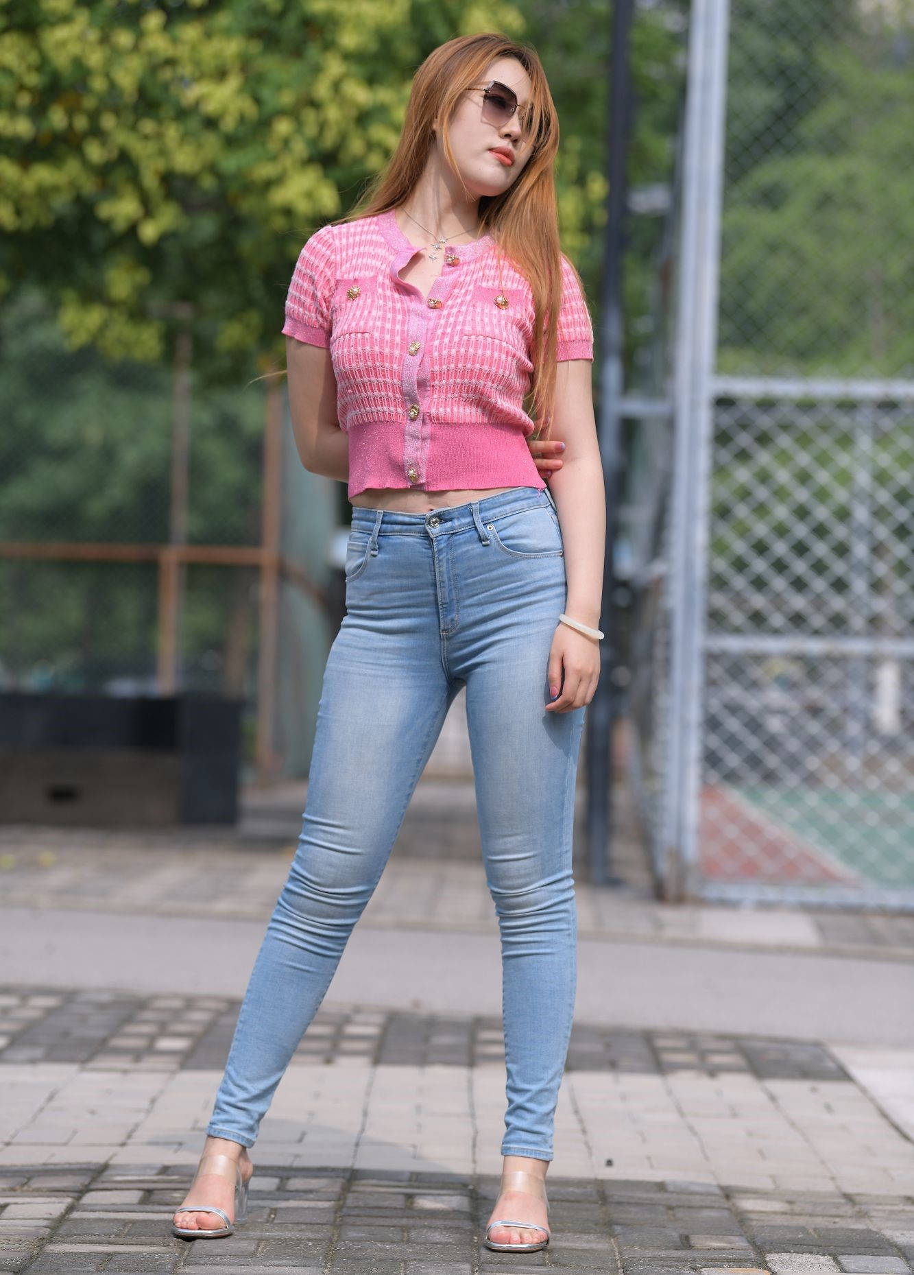 【视频+套图】浅蓝色紧身牛仔裤美女肉嘟嘟