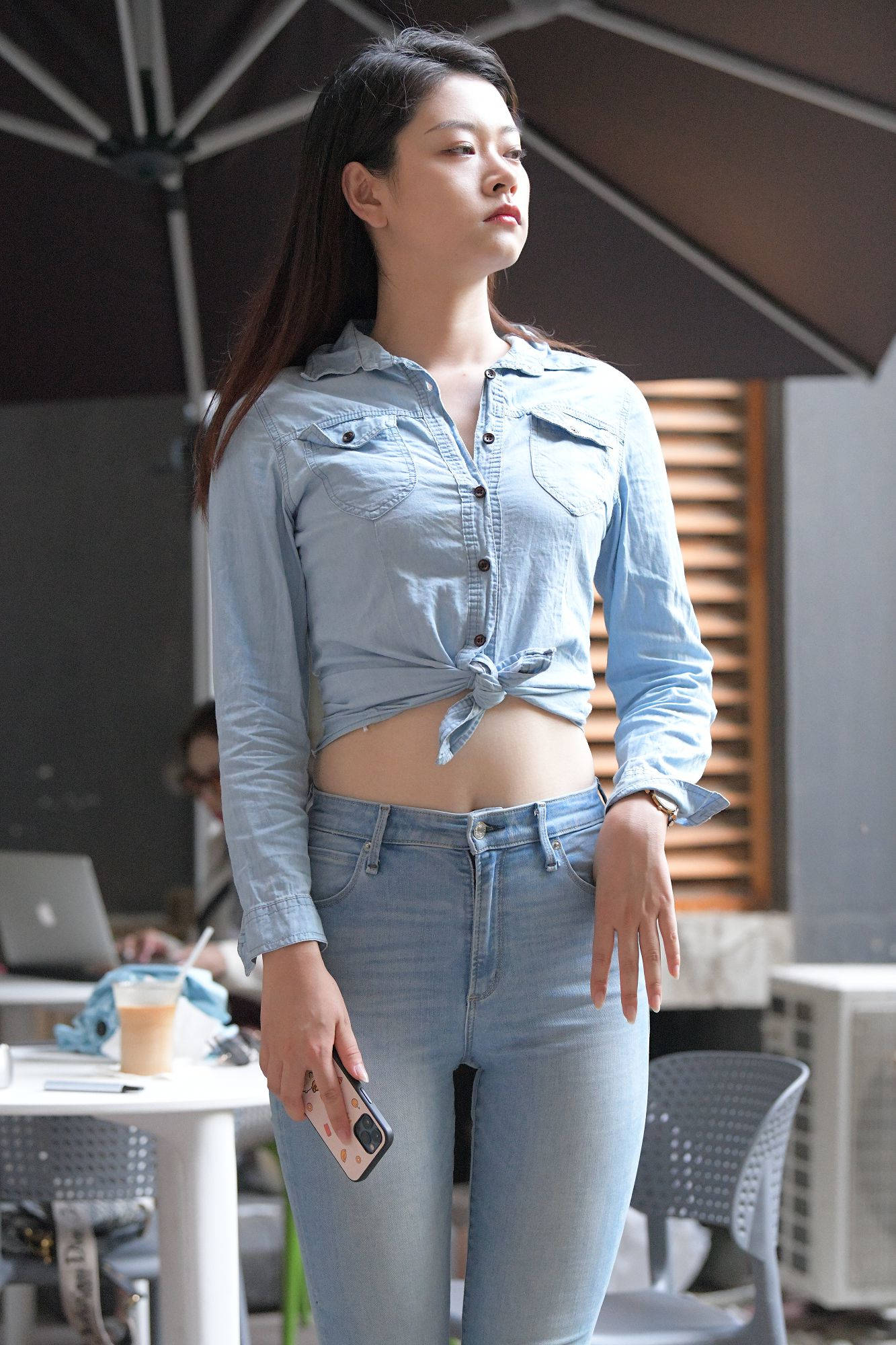 [套图+视频]蕾丝露背内搭配蓝色紧身牛仔裤美女