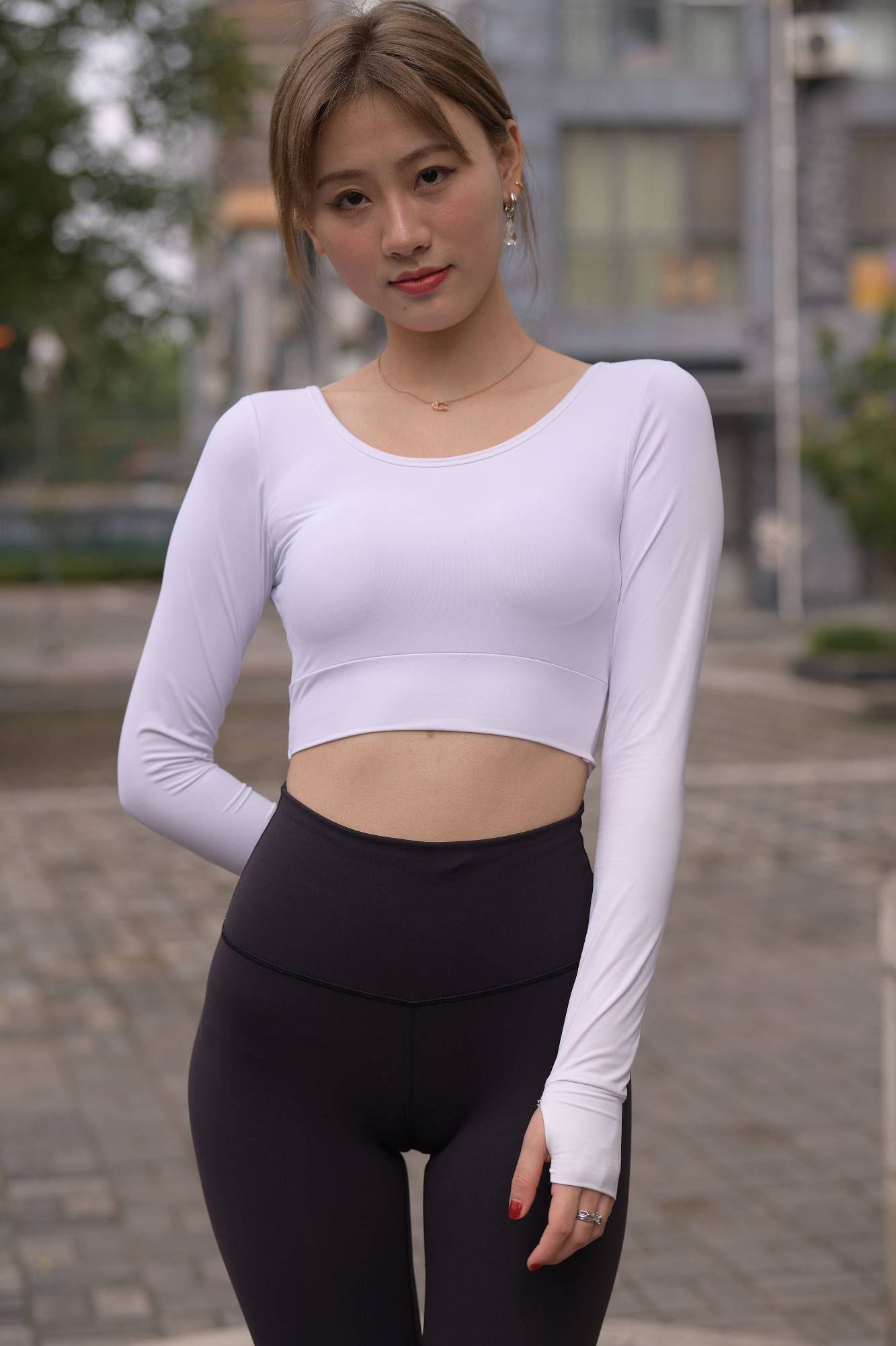 【套图+视频】打篮球的黑色瑜伽裤美女