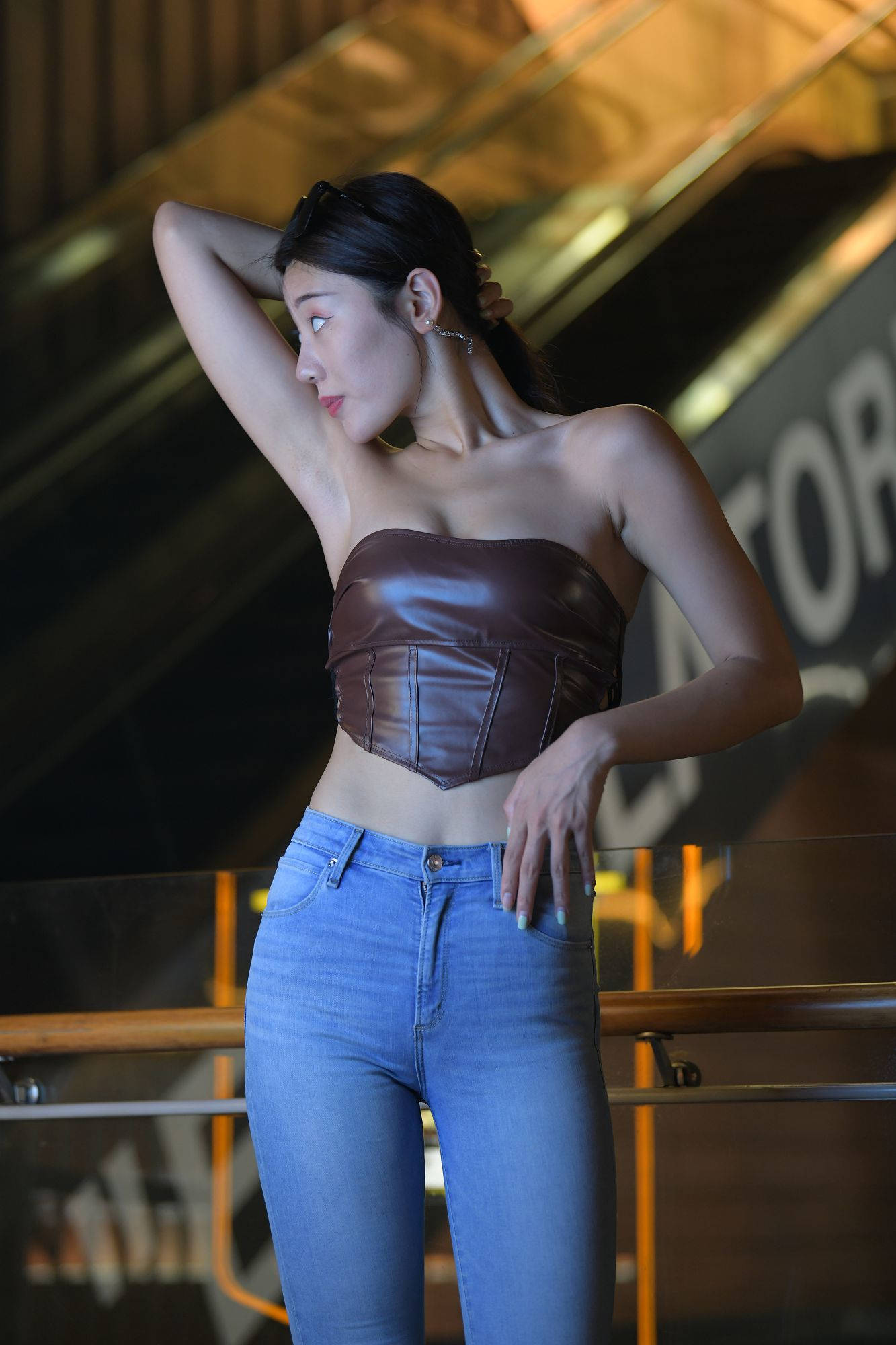 【视频+套图】夜拍蓝色牛仔裤美女