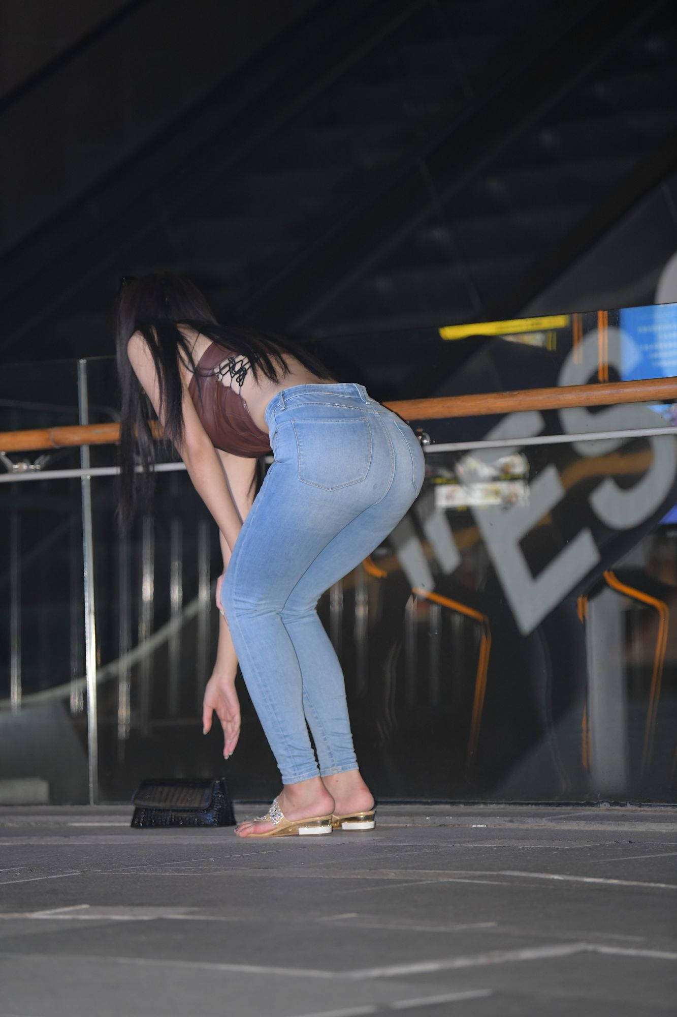 【视频+套图】夜拍蓝色牛仔裤美女