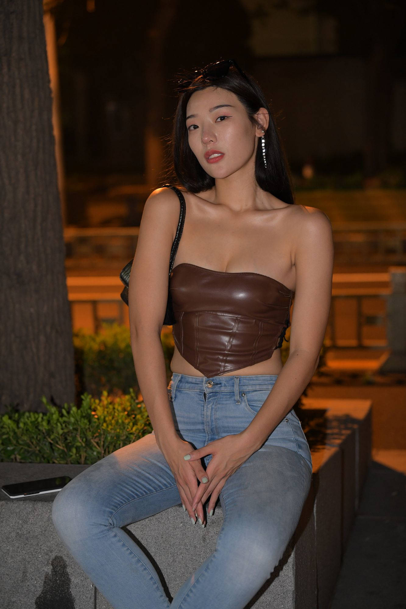 【视频+套图】夜拍蓝色牛仔裤美女