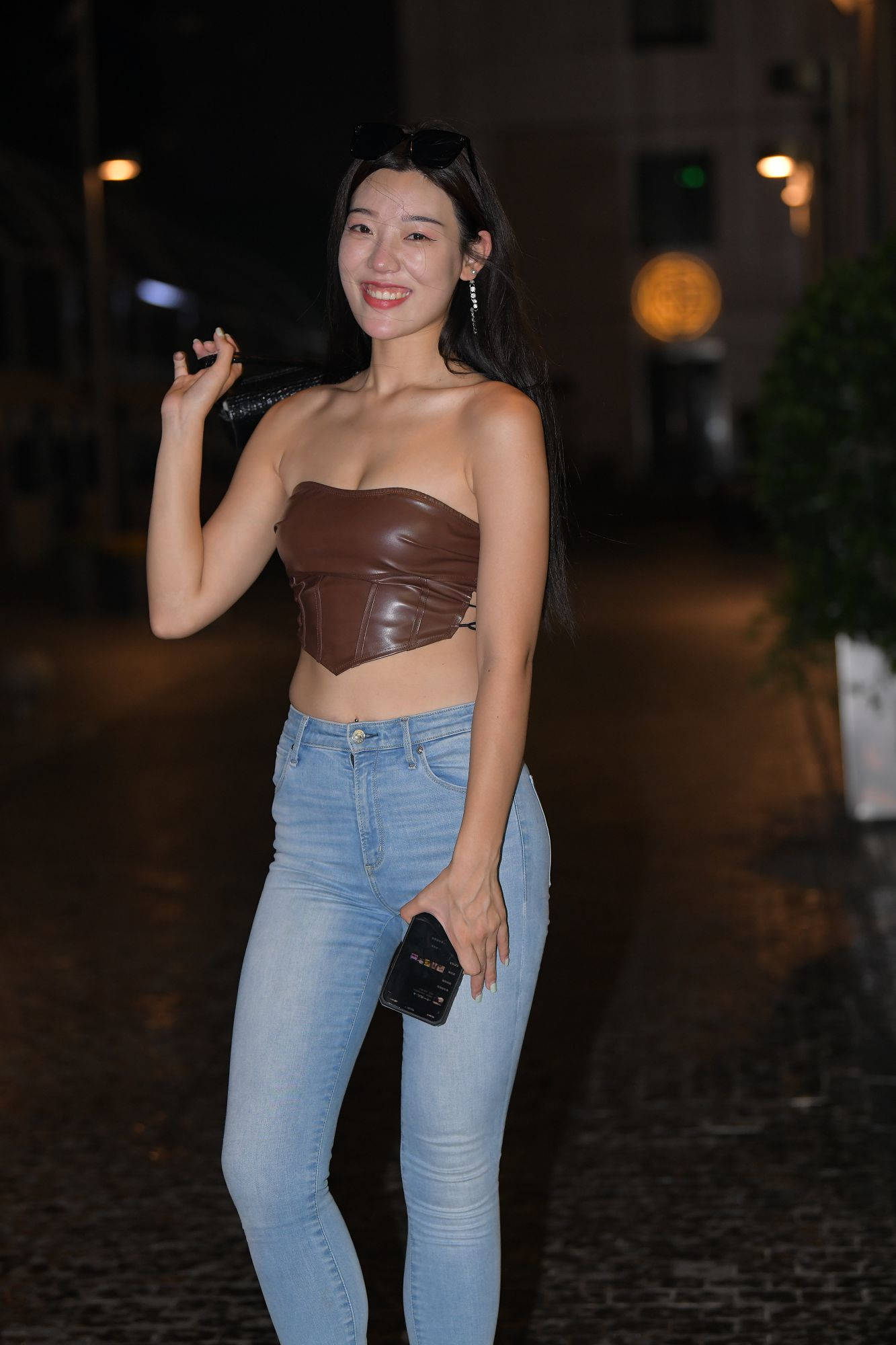 【视频+套图】夜拍蓝色牛仔裤美女