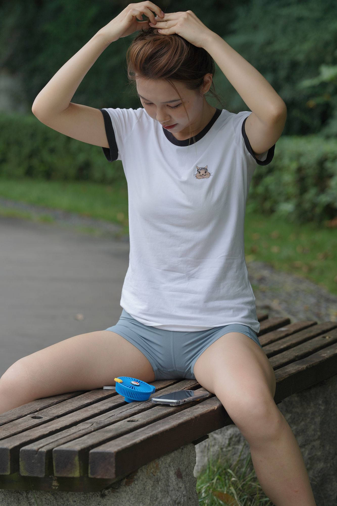 【套图+视频】身材苗条的蓝色热裤美女