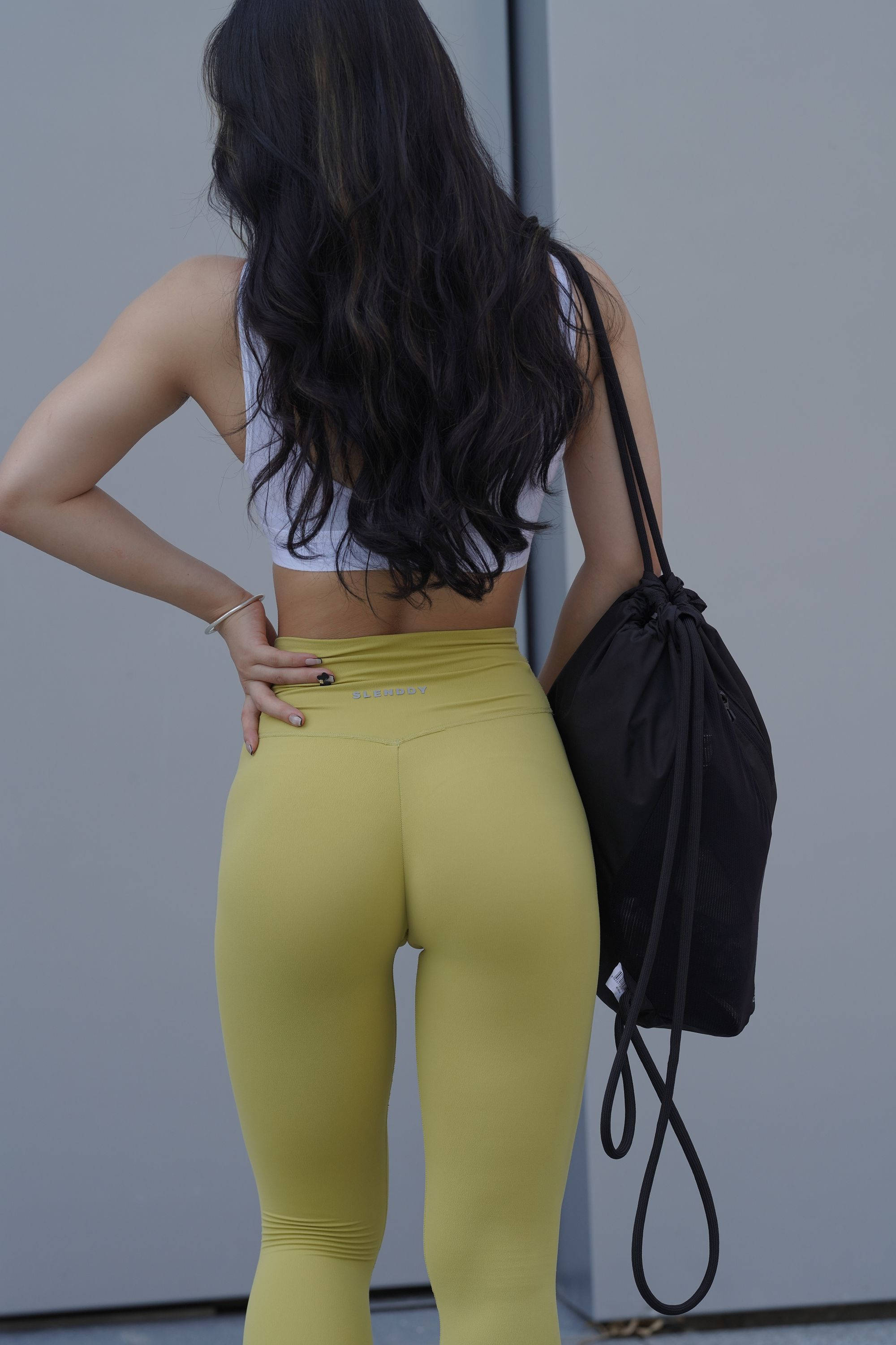 【套图+视频】暗黄色瑜伽裤勾勒出女人完美身材